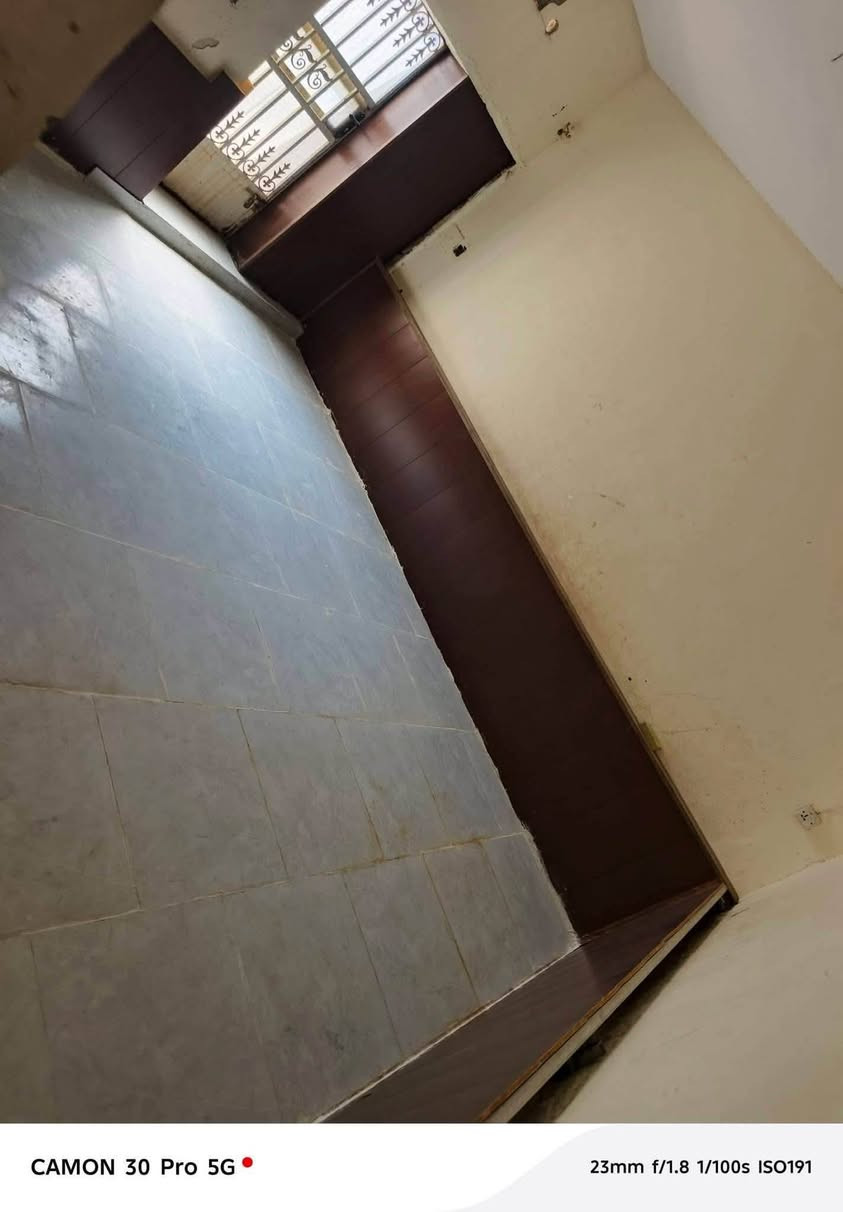🏠 #دار_للإيجار في أم الخيل الثانية – موقع مميز جداً 🔑

📍 الموقع: أم الخيل الثانية، قريب من شارع المسبح الأولمبي.

✨ تفاصيل الدار:
🔹 كراج واسع يتسع تقريباً لـ 3 سيارات 🚗🚗🚗
🔹 غرفة نوم
🔹 صالة
🔹 مطبخ
🔹 صحيات
🔹 الطابق الثاني: بيتونة + غرفة نوم

💰 الإيجار: شامل الماء والكهرباء

📞 للاستفسار والتفاصيل، يرجى التواصل على الخاص.
***********
