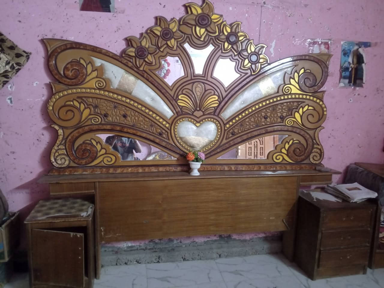 سلام عليكم غرفه أخشاب للبيع السعر350وبيها مجال ***********
