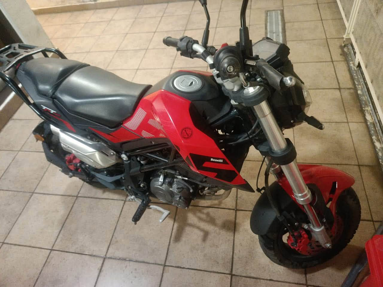 السلام عليكم
مكلف بالنشر 

للبيع دراجة بينيلي Benelli TNT 150

اللون: أحمر وأسود
الموديل: Benelli TNT 150 2023
دراجة رياضية، شكل أنيق وحلو، مناسبة للاستخدام اليومي والشبابي.

محرك 150cc
گير عادي
فرامل ديسك
مرقمة وتحويل ثاني يوم

الموقع: [الكاظمية شارع 60]
السعر: [مليونين ونص] وبيها مجال حگ الجية
للتواصل: [***********]

الدراجة نظيفة و مكفولة ماشية 17000
تاخذها متتعبك وحلوة مرتبة كلش 
كلشي بيها بلادي برغي ما مفتوح بيها
تبديل الدهن يم الشركة بانتظام
بانزين ما شامة ريحة العادي كله محسن
