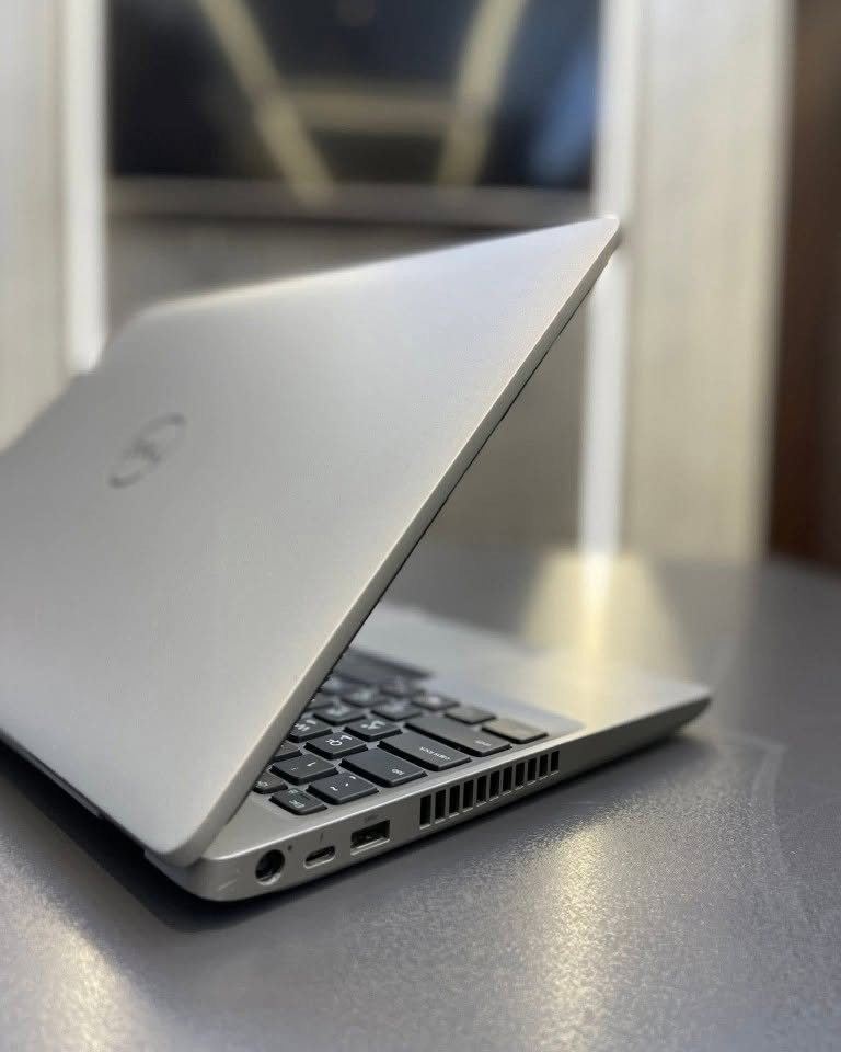 💻لابتوب Dell Latitude 3550 
النظافة شرط اخو الجديد تفحص بيدك واجيك يلة تأخذها  كارت شاشة خارجي 2GB
. 
💰 السعر ثابت : 395   الف عراقي مع التوصيل المجاني
.
✅المعالج  Intel Core i5 الجيل العاشر
كارت شاشة خارجي 2GB 
✅ شاشة 15.6 إنج FHD
✅ الرام  RAM 8GB DDR4
✅  الهارد SSD 256GB 
✅ كيبورد عربي + إنكليزي
🎒 هدية: حقيبة + شاحن أصلي
. 
الريادة للحاسبات  📞 *********** واتساب
