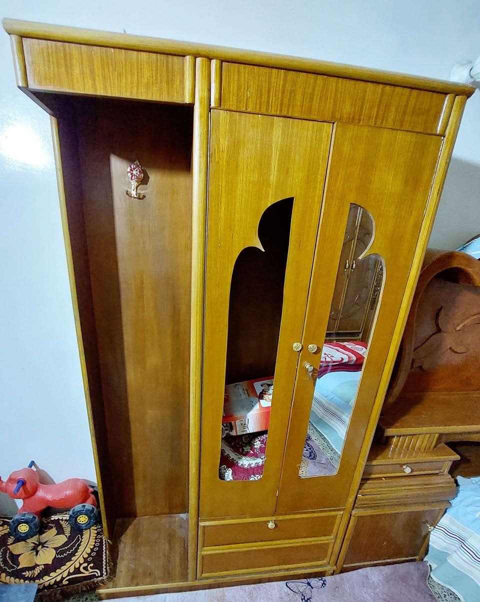 السلام عليكم غرفة نوم للبيع كنتور 7بيبان وزاويه وميزتواليت وجربايه ام نفرين كامله غرفه كامله هيه والقفاله مالتها نضيفه كلش مابيها اي ضرر حتى ما مشخطه بس الزاويه نقص بيها مرايه وحده وباقي الغرفه كلش نضيف سعرها مليون وبيها مجال مكاني كربلاء للاستفسار ***********
