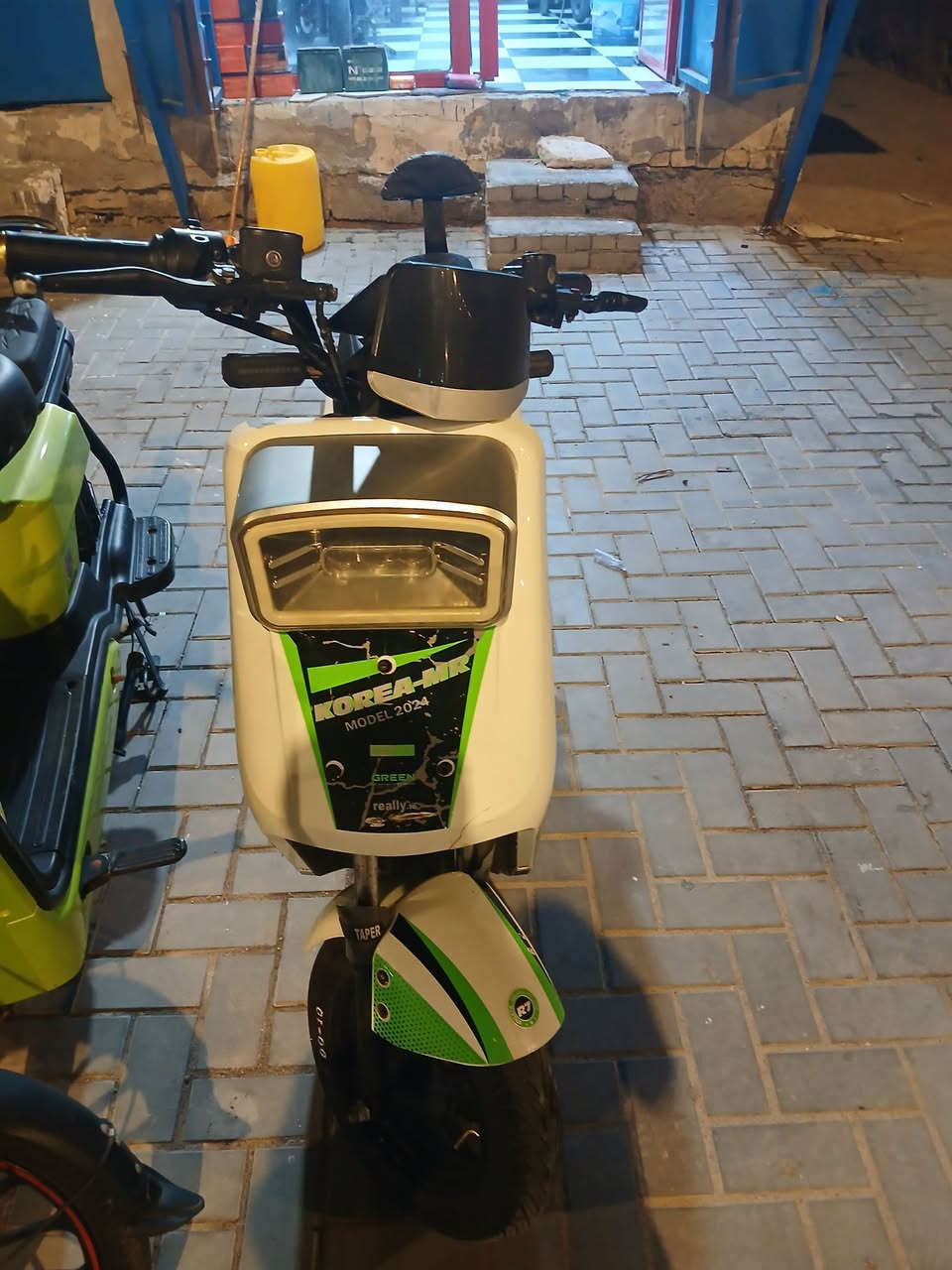 دراجه شحن R7 بدون بطاريات موديل 24 ماشيه ٩٠٠٠ نضيفه سعرها ١٥٠ 
*********** 
البصرة الحيانيه
