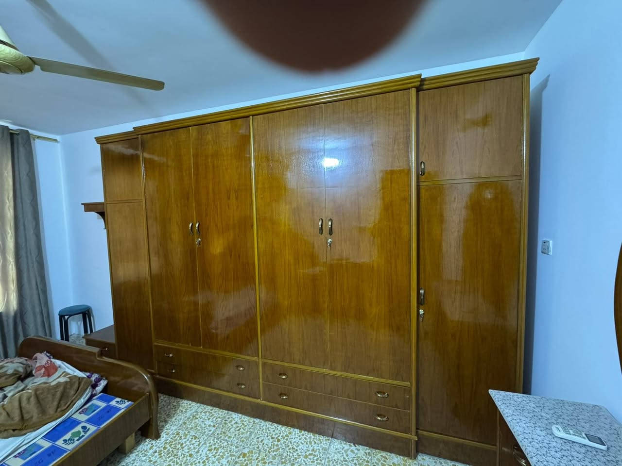 غرفه نوم سته أبواب ملحق مع كافه ملحقاتها للبيع والسعر مليون ومجالها بسيط عنوان بغداد حي الخطيب قرب مطعم سيد باسم ***********
