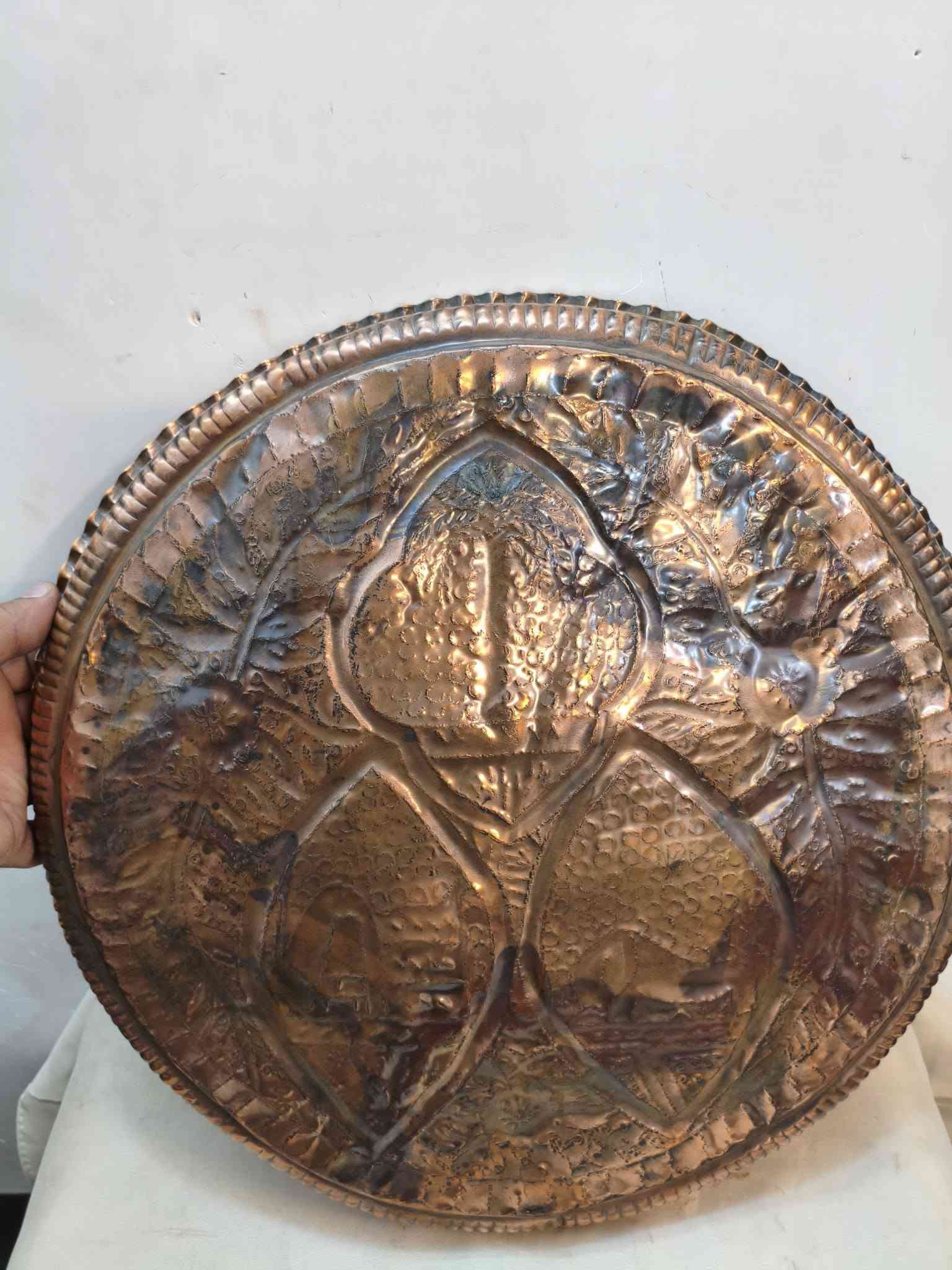 صينيه نحاس احمر مصوره معالم العراق شغل يدوي القطر ٤٦ سم مكاني بغداد *********** يوجد توصيل
