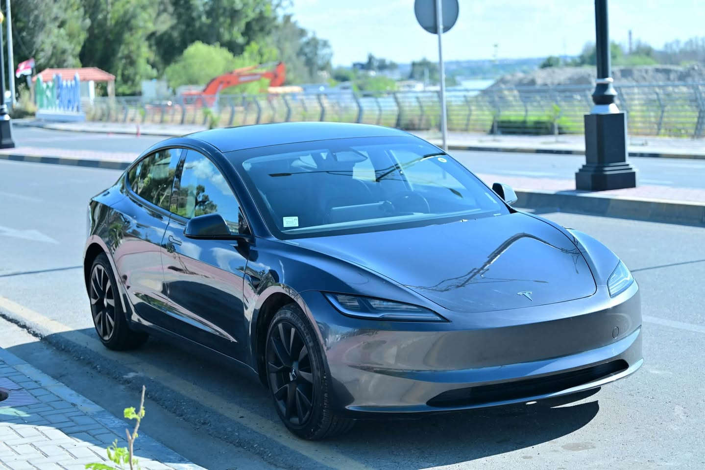 من رخصت الأدمن 
مستعجل عل بيع سعر مناسب جدا ✅
Tesla Model 3 Standard❇️
موديل 2024 الشكل الجديد 
(تك ماطور ستاندر ) 🩵
زيرو ماشيه 17 الف ميل 
حادث السيارة 
جاملغ امامي معدل ومصبوغ
والجاملغ الخلفي يسار معدل ومصبوغ 
ايرباك كشن +برده جهة يمين

تقطع بالشحنة 430 كم
• سقف بانوراما زجاج
• شاشة كبيرة اماميه + شاشة صغيره خلفيه
• كاميرا خلفية
• حساسات خلفية
• كاميرا امامية
• حساسات اماميه
• كاميرا جانبيه 

• تدفئه مقود وتبريد خلفيات واماميات
• كراسي كهرباء
• كراسي تدفئه +  تبريد 
• غرفة جلد مميزة لون أسود 
• رادار 
• رادار خلفي
• رادار جانبي
• مانع تصادم
• محدد مسار
• كاميرات عدد 8 
• حساسات جانبيه
• مثبت سرعة
• كاميرات محيطيه 360° 
• تحكم بالسياره عن طريق الشاشة

• نظام قيادة آلية Auto Pilot
• عداد ديجيتال
• اضائه على مدار السياره RGB
• نظام (RCTA) للتنبيه عند الرجوع للخلف
• نظام (RSA) لكشف لافتات السرعه للطريق
• نظام (PSC) الرادار الذكي لمنع الاصطدام 
• نظام (LTA) لتحديد المسار على الطريق

سياره فحص مؤقت يعني اي محافضه تترقم
السيارة اون لاين واخر تحديث لغة عربية 

💎 ســعــر ✅ ::  179ورقه وبيها مجال 

للاستفسار ***********
