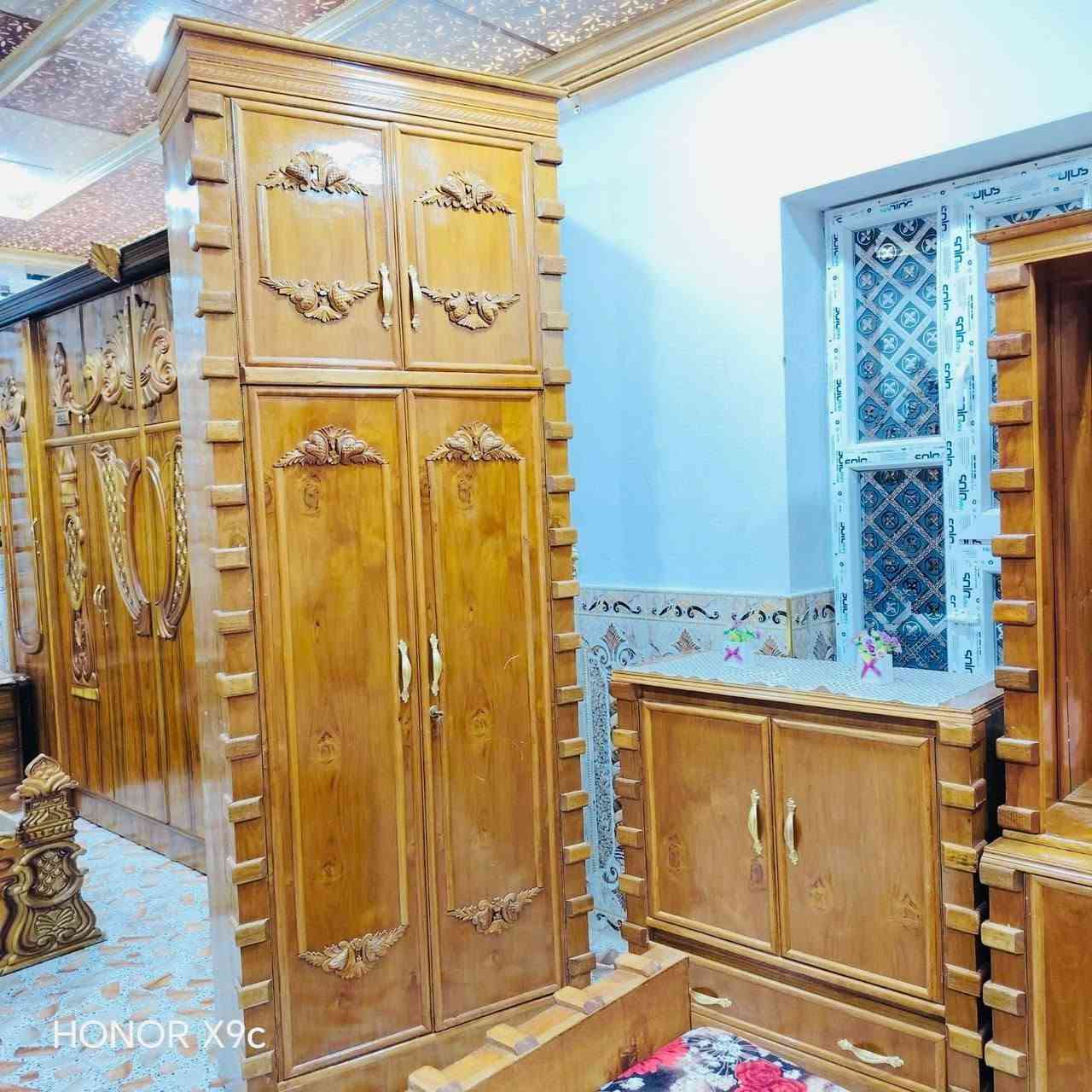 غرفه نوم ملكي خشبه 5 ملم شرط حطاطه استخدام قليل
صاج داخل خارج كبس
الظهر جرجوبه رفوف كامل 
السعر (مليون و450) بيها مجال 
نقل وشد مجاني 

***********

نص مكتوب في الصور:
- HONOR X9c