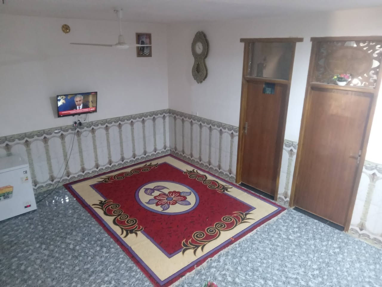 السلام عليكم ورحمة الله وبركاته دار للبيع المساحه١٦٠ حي كريم الزراعي يتكون من غرف نوم عدد٢ 
 استقبال 
صالة 
مطبخ
السعر٥٥ وبيه مجال

 للاتصال ***********
