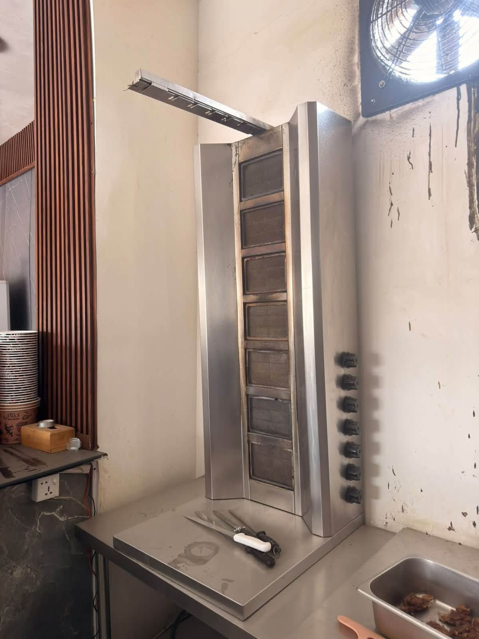أغراض مطعم للبيع

نص مكتوب في الصور:
- ٧ شباط
- ٢:٢٣ م