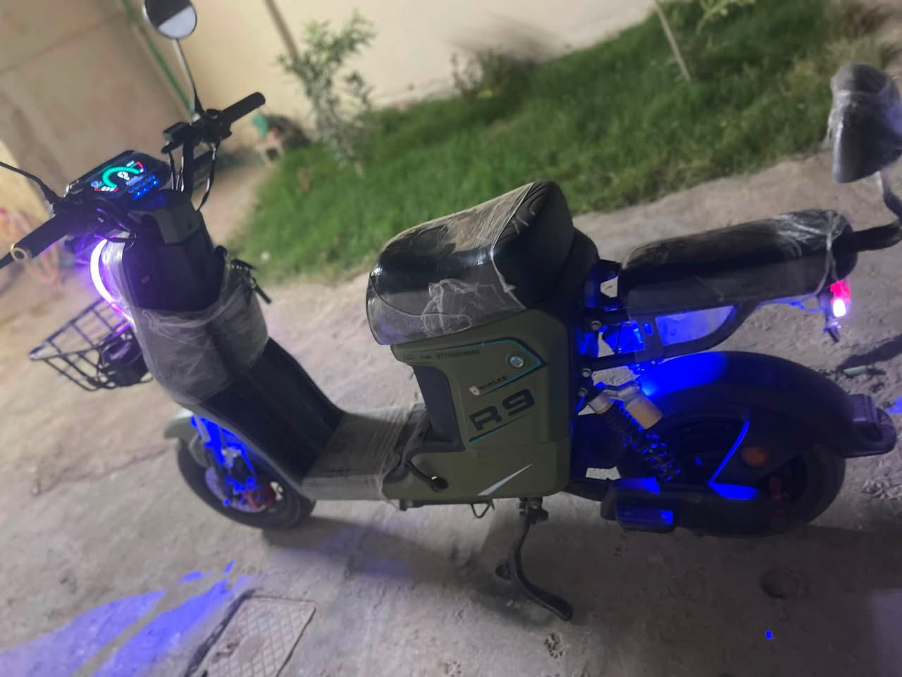 دراجة R9 2026 شركة وينلي لون صحراوي فاتح الملف :1200حقيقي
بطاريات : 5كل بطاريه 32 امبير 

الشاحنه الاصليه مال شركه 

بيها مسجل بلوتوث وايرلس 
 
شاشه تعرض قدره الشحن والمشاكل الي ب الدراجه 

نظام التشغيل :بصمه واحده وكارت وسويج 

تمشيك 35 كيلو الى 50كيلو

اربع نمر  ماشيه ٥٠٠ نضيفا جداً

السرعة القصوئ 109 

اشاير يمين ويسار 

هورن عالي جدا 

مرايا الاصليات 

الاستفسار ***********

مكاني بغداد البياع الشرطه الخامسه

السعر 390 وبيها مجال
