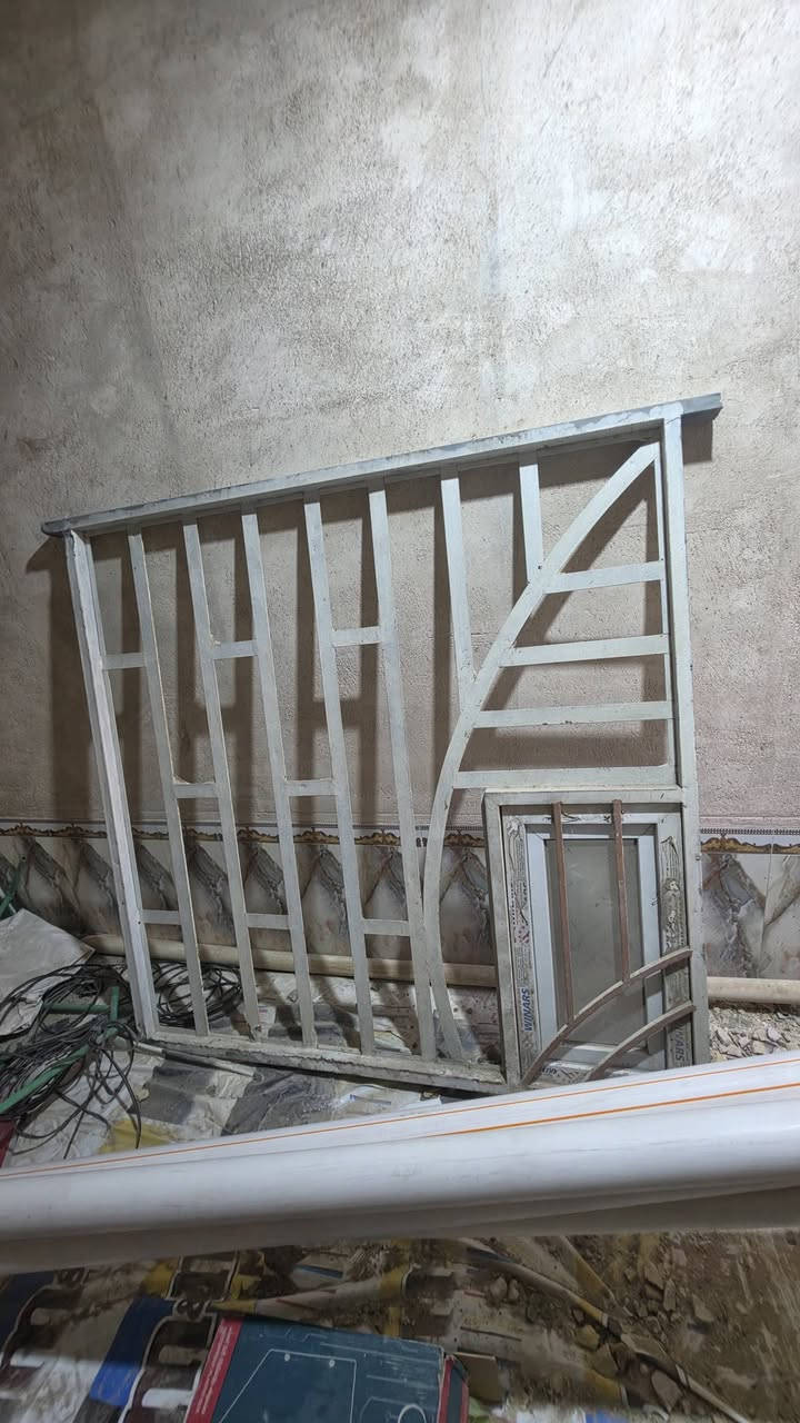 شباج مستعمل للبيع 2×2  بوري شخاطه مليم ونص مقطع بقواطع تي فرده الشباج بي في سي  سعر 125 وبي مجال مكان نجف براكيه ***********
