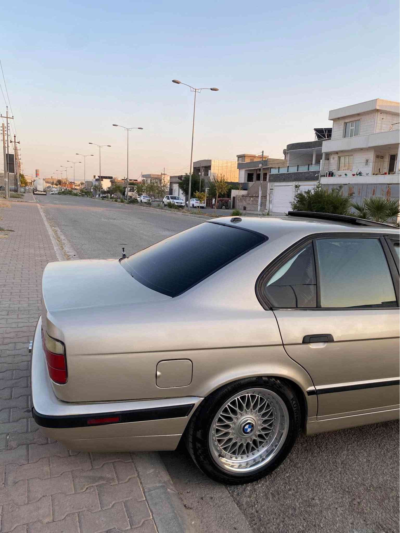 بيئيم بؤفرؤشتن بيلاد ٥٢٥ تؤماتيك مه كينه ي كراوه به ٥٢٨ سه قه ر به شه رت زؤر به قوه ته مؤديل ٩٠ كامل كراوه به ٩٥ ئارم پلاسيك هه ولير به شه رتي ئارمو ئه وه لياتو موسو براوه مواسه فات فول فوله كوشن جلدو هيته ر جلده كاني لؤكه سلايت ئاوينه كاره باي جام كاره با ته بريت له سه ر سويچ ئاوينه گوئ به رخ ده عمو ليدراو خايسو رزيوي به شه رت سه ياره كه هين ماله تير مه سره ف كراوه گيرومه كينه و ته قه و ره قه و پيشو دواي به شه رت كاره باي كامل مه زبوت چوار تايه ويلي لؤكي له ژيره به س تايه ويله كان ٥ وه ره قه ي پي دراوه سه ياره كه له روبه رو جوانتره نه ك له ره سما چالو قوپاوي نيه ده رو ناوي لؤكه سعري ٥٢ گه لاو كه مي معامه له ژم.***********(*********** السليمانية, العراق
