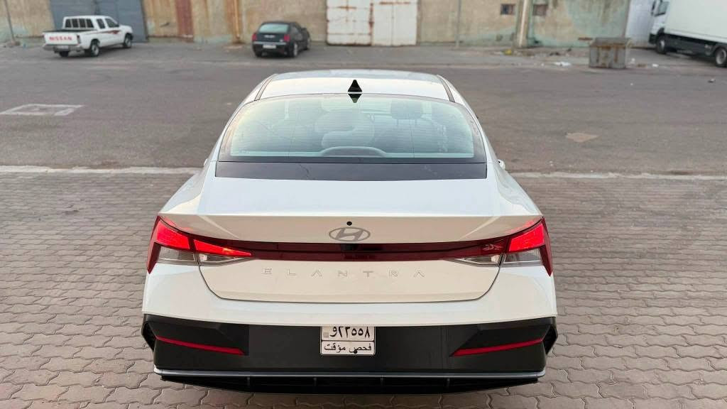 ✨ هيونداي إلنترا 2025 SEL وارد أمريكا 
 • 🚗 الموديل: 2025
 • 🌍 الوارد: أمريكي – فئة SEL
 • ⚙️ المحرك: 4 سلندر 2.0 لتر
 • 🔥 القوة: 147 حصان
 • ⛽ الگير: CVT أوتوماتيك
 • 🛞 الدفع: أمامي FWD
 • 💰 السعر: 172 ورقة
 • 📍 الممشى: 6200 mi

✨ المواصفات الخارجية
 • إضاءة LED
 • جنوط 16 إنش
 • إشارات مرايا
 • دخول ذكي بدون مفتاح

✨ المواصفات الداخلية
 • تشغيل بصمة Push Start
 • شاشة 8 إنش تدعم Apple CarPlay / Android Auto
 • كاميرا خلفية
 • مثبت سرعة
 • تحكم بالمقود
 • تكييف أوتوماتيك
 • مقاعد قماش

✨ الأمان
 • 6 وسائد هوائية
 • مانع انغلاق ABS
 • ثبات إلكتروني ESC
 • حساسات خلفية
 • مساعد صعود المرتفعات

⛽ استهلاك اقتصادي جداً
📦 وارد نظيف جاهز للاستخدام

حادث السيارة تبديل صندوق

شاصي السيارة: KMHLM4DGXSU018576

للاستفسار :-
الواتساب.  
***********
وائل الزهيري 

———————-
 

‏

او زيارة موقعنا الكائن 
البصرة / الأمن الداخلي / مجاور دائرة الكهرباء
(( مركز الأعتماد للمزادات الأمريكية ))
التواجد من الساعة 3 الى الساعة 12 ليلاً
            نتشرف بحضوركم🌹 البصرة, العراق
