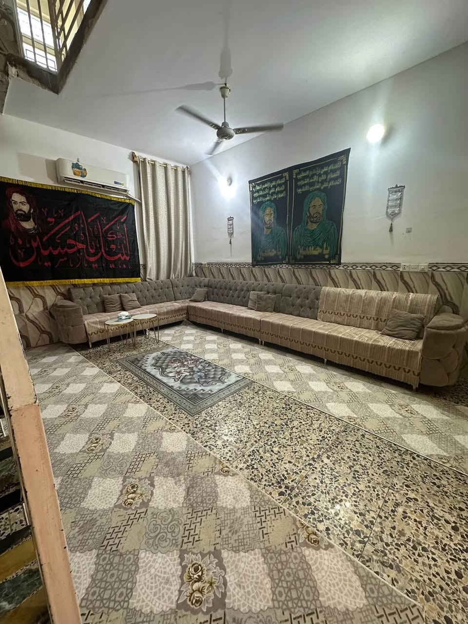 السلام عليكم
🏠 بيت للبيع في كربلاء – حي الإطارات

📍 الموقع: كربلاء – حي الإطارات، قرب مدرسة بطل خيبر.

📐 المساحة: 100 م²
🏗️ سنة البناء: 2019
🏠 طابق ونصف – بناء درجة أولى
🔨 كونكريت مسلح وطابوق جمهوري

✨ تفاصيل البيت:

🔹 الطابق الأول:

• غرفة نوم
• صالة معيشة
• استقبال مفتوح على الصالة، مع باب دفتري للفصل بينهما
• مطبخ
• صحيات عدد 2 
• أرضية كاشي
• الجدران سيراميك وبياض

🔹 الطابق الثاني:

• غرفة نوم
• صالة
• حمام
• سطح داخلي
• أرضية بورسلين درجة أولى
• الجدران بياض

الخلاصه:
• مجموع غرف النوم: غرفتان
• مجموع الصحيات: 3
• جميع أبواب البيت من تسكام عراقي درجة أولى
• البيت كامل وجاهز للسكن، ولا يحتاج إلى أي إضافات

💰 السعر: 140 مليون دينار عراقي
للعلم البيت يباع حصراً من صاحب الدار وليس عن طريق دلال او مكتب 

📞 للاستفسار والاتصال:
***********

📌 للجادين فقط، يرجى الاتصال على الرقم أعلاه.
