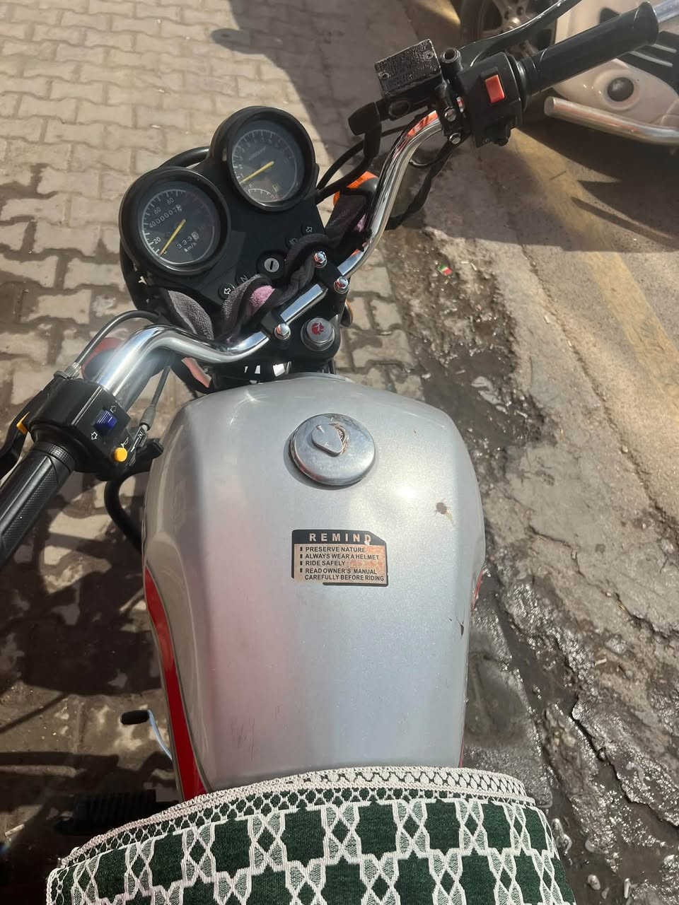 بسبب الوعود الكاذبة دايون نفخ موديل 22
لون رصاصي 
نضافت الدراجة مثل البصورة 
أჂ̤ نقص مابيها بس يمكن رايدلها فيوز  ، ﻼن الشاير يعلكن مرات يشتغلن مرات يعلكن مادري 
باتري جديد مبدللها تخم تايرات جدد شادلها 
سواد الدراجة مرتبة مكحلة 
عنواني كربلاء 
السعر 1350 وبيها مجال حك الجية 
***********

