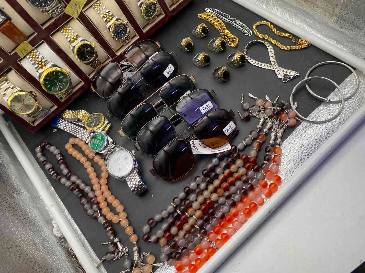 ً
السلام عليكم شلعة كامله بسعر ١٠٠
٢١ساعه 
٦ محابس
٦ سوارت 
٦ سبح
٥ مناضر 
حبايب واحد فتح على باب الله وماعده وقت وعرض ذني القطع شلعه جوه سعر الجمله للطلب مراسله 
***********
