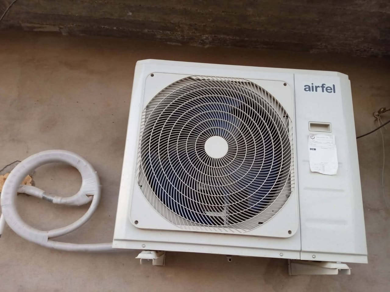 السلام عليكم ورحمة الله..للبيع
سبلت ایرفل (Airfel) 2 طن انفيرتر هو خيار ممتاز للمساحات الكبيرة؛ حيث يوفر تبريداً قوياً يعادل تقريباً 24000 وحدة، ويعتمد تقنية "الإنفرتر" الذكية للتحكم باستهلاك الكهرباء. أبرز مواصفات الجهاز نوع الضاغط انفرتر (Inverter) متطور، يساعد في تخفيض استهلاك الطاقة

والتحكم بالأمبير قدرة التغطية مثالي للغرف الكبيرة الصالات، أو المساحات التي تتراوح بين  (135) إلى ا(150) متر مربع المميزات التقنية تحكم ذكي عن طريق الواي فاي Wi-Fi) نظام تبريد سريع جداً ميزة التيربو توزيع هواء رباعي الاتجاهات مع ريش ذهبية لحماية الوحدة الخارجية من الصدأ غاز تبريد صديق للبيئة مثل الفريون
الحديث القدرة على تحمل درجات الحرارة كفاءة عالية في التبريد حتى في درجات الحرارة المرتفعة.
هـ. ***********....السعر خاص .
