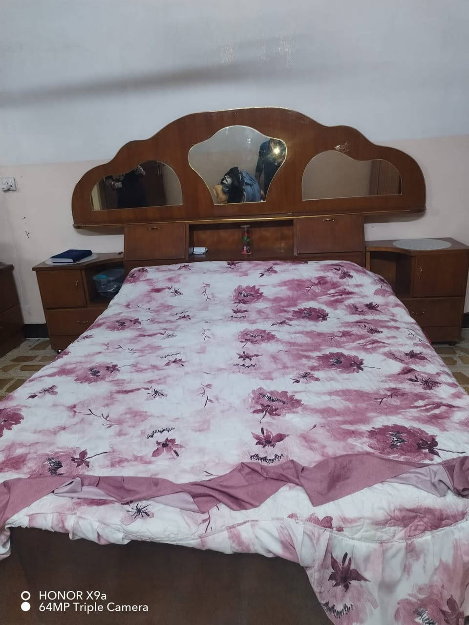 غرفه 5 أبواب كامله شغل ثقيل سعرها 550 وبيها مجال بسيط مكان منطقه كراج الشمال للتواصل ***********
