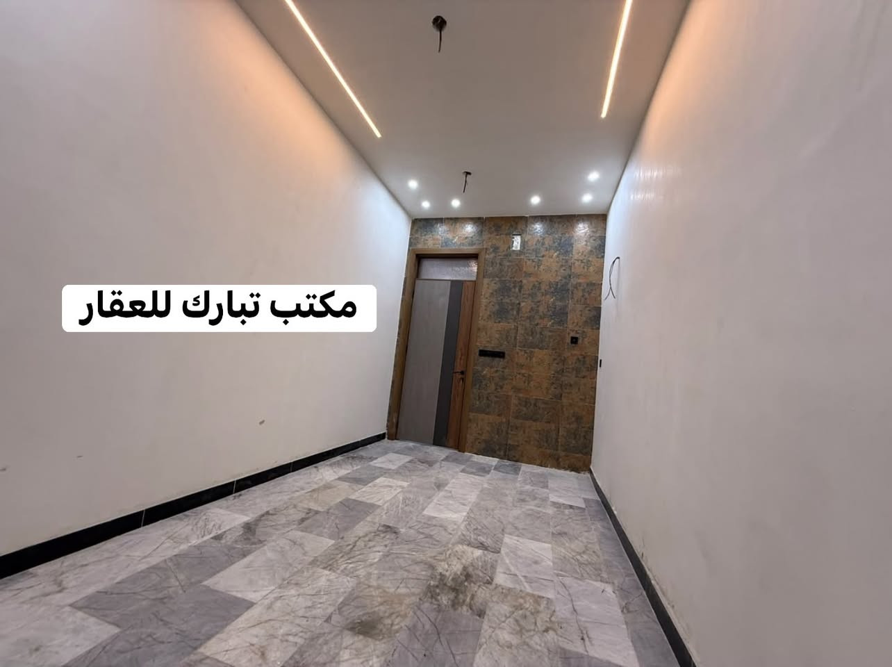 الدار للبيع 🏠مكتب تبارك للعقار 🏠
المساحة 76 م 
السعر ب223  مليون وبي مجال 🫰
العنوان الشعب شارع الاسواق المركزية خلف نادي العربي ❤️
( مدخلين )🫰
يحتوي الطابق الارضي على كراج صغير  وخدمات خارجية واستقبال ومطبخ حار وبارد ومنور وخدمات وغرفة نوم 
ويحتوي الطابق الثاني على غرفتين نوم وخدمات ومكان غسالة وبيتونة وسطحين
للاستفسار اكثر يرجى الاتصال على الرقم التالي (متواجد هذا الرقم على الواتس اب والفايبر والماسنجر *********** )
او الاتصال على الرقم الاخر 
***********
او زيارة مكتب تبارك للعقار والمقاولات الكائن في شارع الاسواق المركزية قرب مطعم ميامي

نص مكتوب في الصور:
- مكتب تبارك للعقار