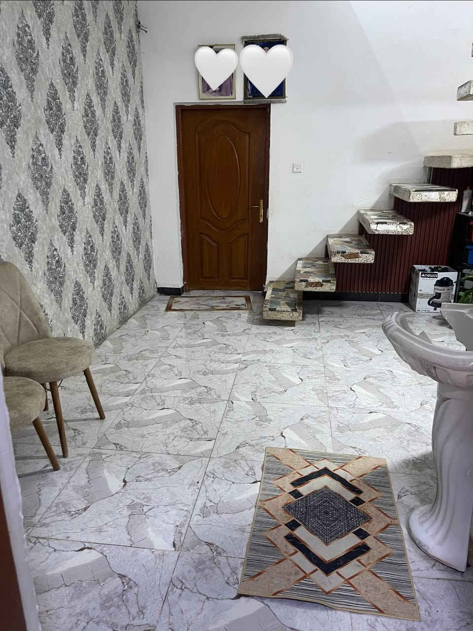 بيت للبيع  300متر  قريب على الشارع العام 50متر
عباره عن مشتملين ويصلح بيت واحد 
كراج كبير 
كل مشتمل يحتوي على غرفه نوم وصاله واستقبال ومطبخ 
ومجاميع صحيه  البيت عكاده بناء طابوك 
العنوان التقيه الثالثه قرب مازن البنجرجي 
السعر 120مع المجال 
للاستفسار اكثر الاتصال على الرقم التالي ***********
