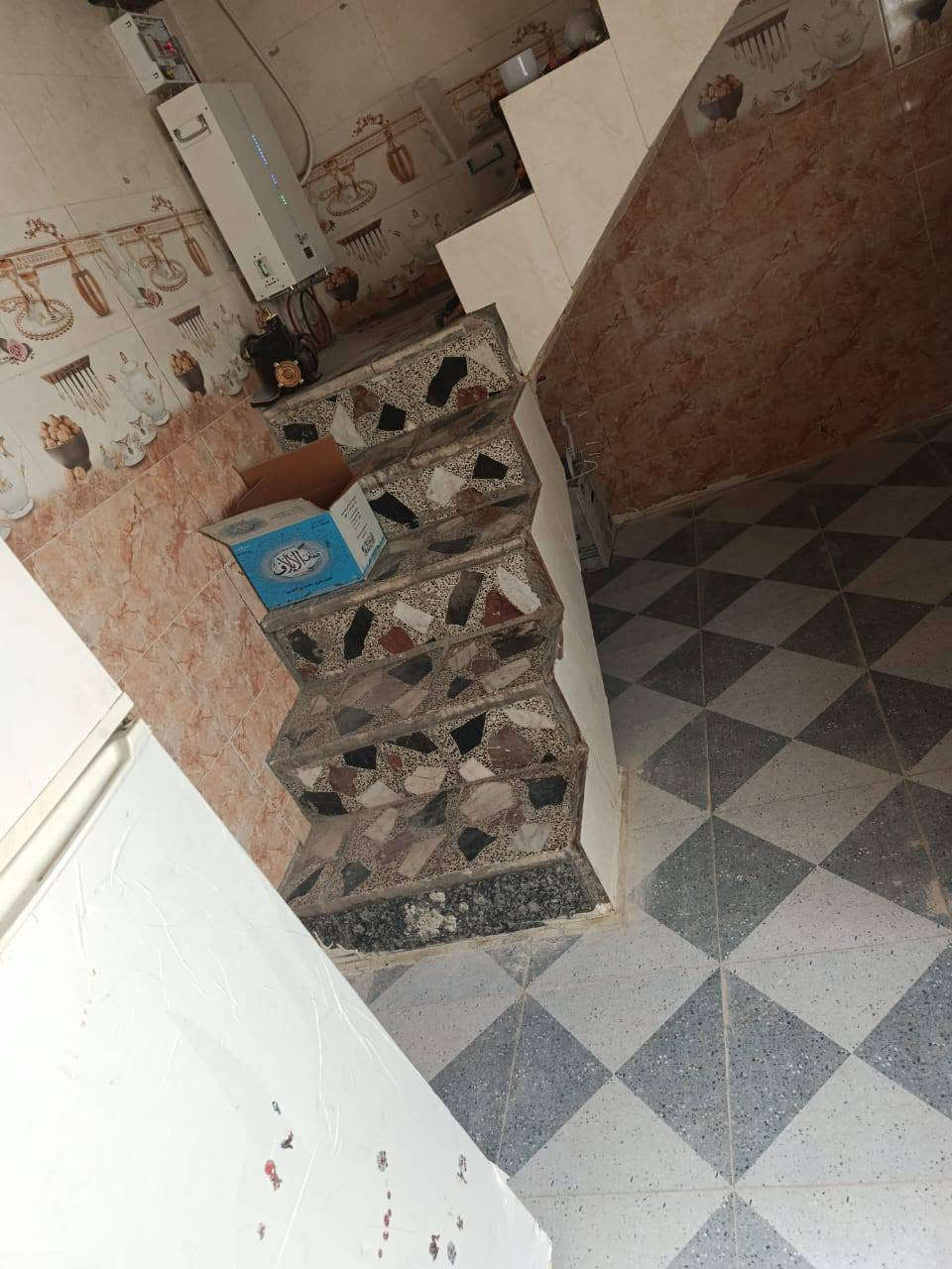 بيت لبيع مساعه 75متر 
يحتوي على غرفه وصاله ومطبخ وصحيات 
ارضيه بورسلين 
غرفه6×5
صاله3×3
مطبخ 3×5
مكشوفه
سعر 16مليون وبيه مجال 
براكيه شارع علكم قرب مدرسه وقريب على شارع علكم 
***********
