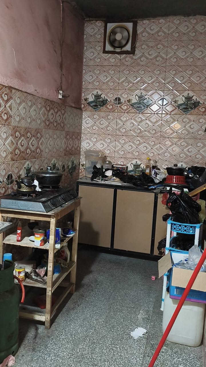 بيت للبيع طابق الأول متكون من غرفه وصاله ومطبخ وصحيات وديونيه  بيت مساحة ٨٠ متر  طابق ثاني غرفه هيكال السعر ٦٠ قابل للتفاوض  الموقع ٥ميل للاستفسار مكتب عقارات البصرة ***********
