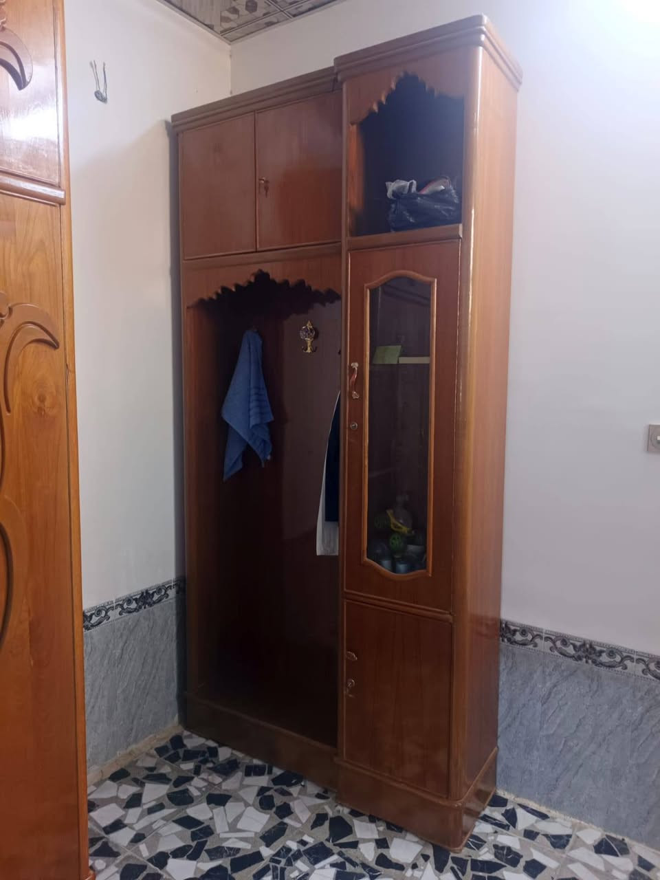 للبيع غرفه اخشاب نظيفه جداً تفصال وجه وكفه صاج الشراي يتصل السعر مليون. ت. ***********
