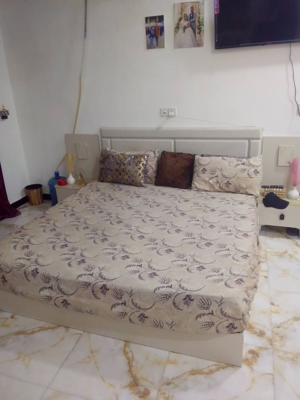 السلام عليكم غرفه تركيه خمس قطع مستخدمه شيء قليل للبيع وترهم مراوس غرفه زينه عراقيه السعر 500 وبيها مجال العنوان بغداد البلديات رقم الهاتف ***********
