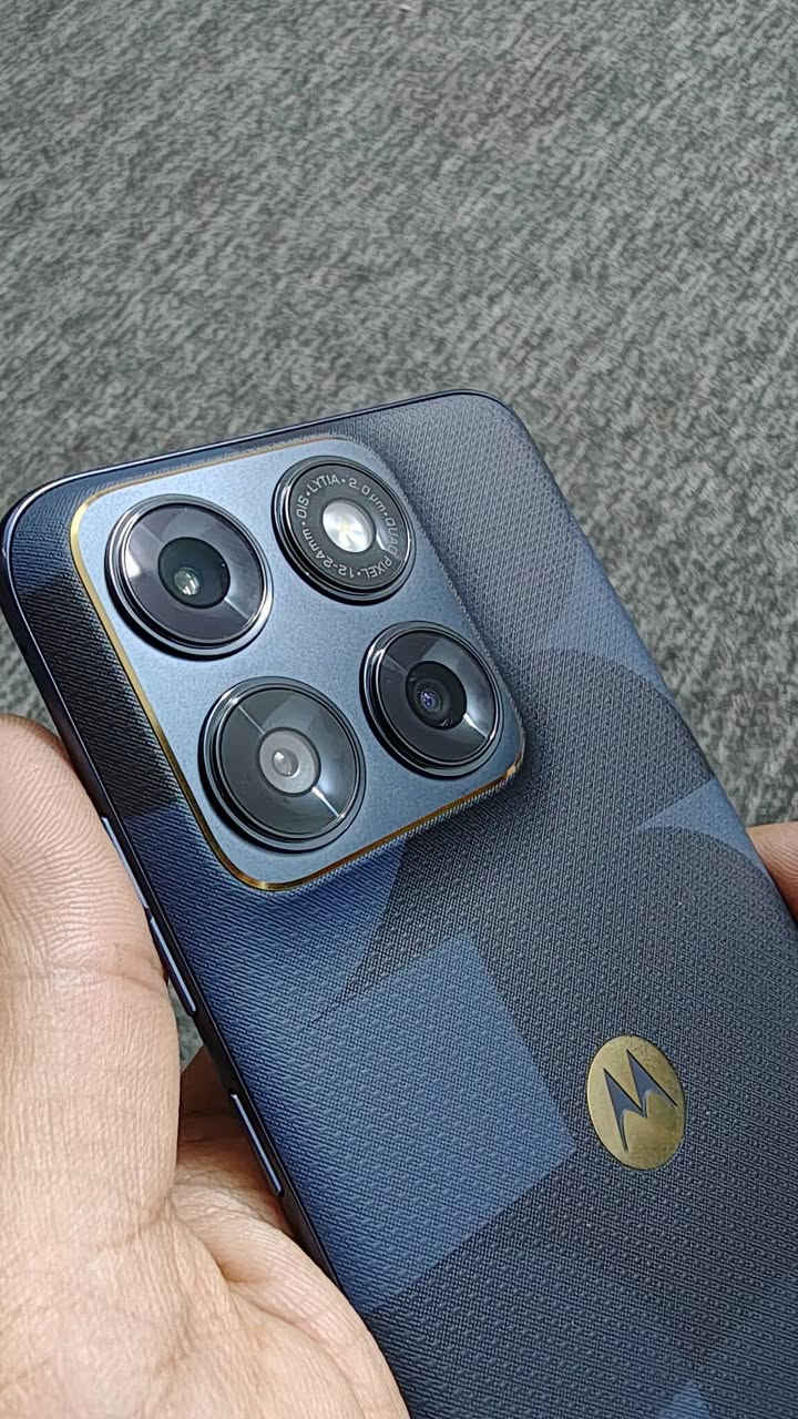 السلام عليكم احبتي
جهاز موتريلا ايدج 70 فيوجن  ( جديد ) فقط كارتونه مفتوحه 

🔥 Motorola Edge 70 Fusion | موتورولا إيدج 70 فيوجن 🔥

📱 جهاز يجمع بين الأناقة والأداء والبطارية القوية، من شركة موتورولا العريقة 💯

✨ التصميم والشاشة
شاشة Extreme AMOLED بحجم 6.78 إنش، بدقة Super HD ومعدل تحديث يصل إلى 144Hz، حتى تحصل على سلاسة عالية بالألعاب والتصفح 🎮

⚡ الأداء
معالج Snapdragon 7s Gen 4، مناسب للاستخدام اليومي والألعاب وتعدد المهام، مع خيارات ذاكرة RAM تصل إلى 12GB + 12GB

🔋 البطارية والشحن
بطارية ضخمة بسعة تصل إلى 5200mAh ، مع شحن سريع TurboPower بقوة 68W 🔥

📸 الكاميرات
📷 كاميرا خلفية رئيسية 50MP مع مثبت بصري OIS.
📷 كاميرا واسعة 13MP.
🤳 كاميرا أمامية 32MP.
🎥 تصوير فيديو بدقة تصل إلى 4K حسب الإصدار.

💦 الحماية
مقاومة للماء والغبار بتصنيف IP68/IP69 حسب النسخة، مع حماية إضافية وفق مواصفات الجهاز.

🔊 الصوت
سماعات ستيريو مزدوجة مع دعم Dolby Atmos لتجربة صوتية ممتعة.

🚀 مميزات إضافية
✅ نظام Android 16.
✅ بصمة داخل الشاشة.
✅ دعم 5G.
✅ تصميم أنيق وخفيف نسبيًا حسب سعة البطارية.
✅ شاشة مناسبة للألعاب والمحتوى.

العنوان بغداد السعر 500 الف 
***********
