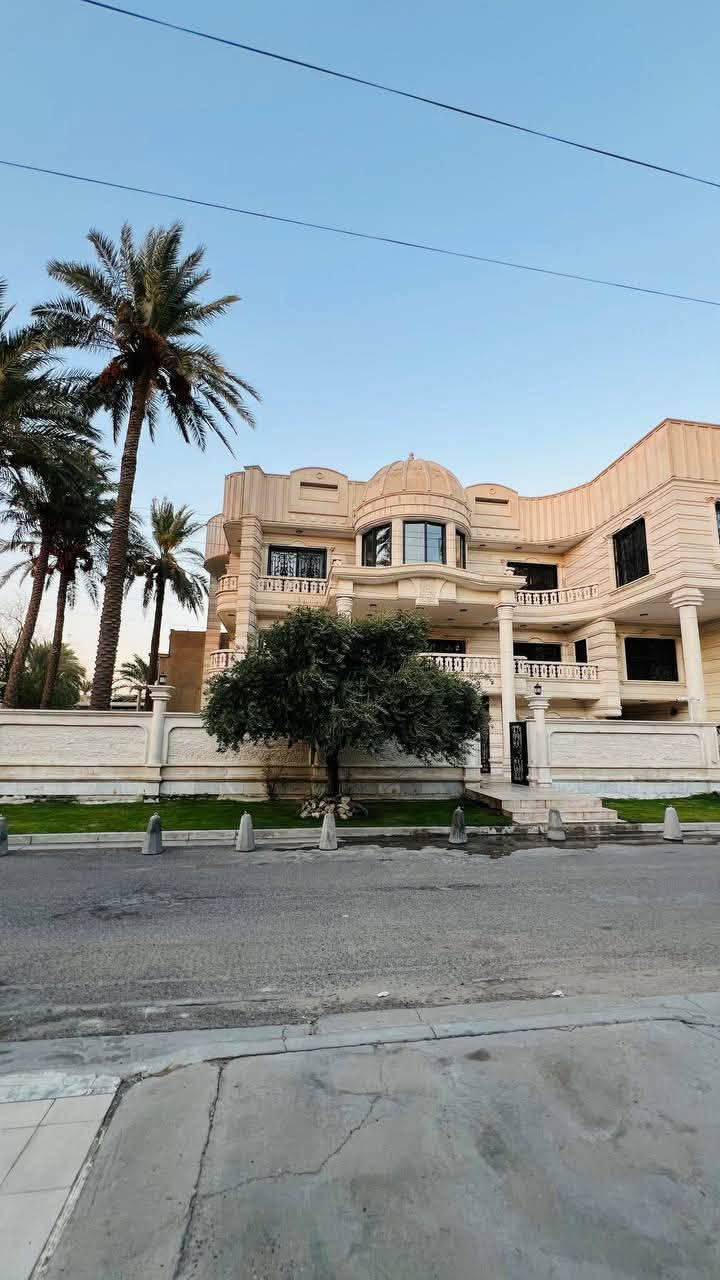 🏰 قصر فخم ركن للبيع | زيونة – محلة 710 🏰

📍 الموقع: زيونة – محلة 710
📐 المساحة: 600 م²
📏 الواجهة: 30 م
📏 النزال: 20 م

✨ مواصفات القصر:
• مكون من 3 طوابق
• صالة واسعة وفخمة
• استقبال راقٍ
• مطبخ حار + بارد
• خدمات متكاملة
• 11 غرفة نوم بنظام ماستر 🛏️
• مصعد داخلي 🛗
• تصميم مناسب للسكن الراقي والعوائل الكبيرة

⭐ موقع مميز جدًا في زيونة – محلة 710
⭐ مساحة كبيرة وواجهة ممتازة
⭐ قصر متكامل بمواصفات سكنية فاخرة

📞 للاستفسار والتواصل:
***********
***********

🏢 مكتب الودق للعقار
بيع • شراء • إيجار • استثمار عقاري
