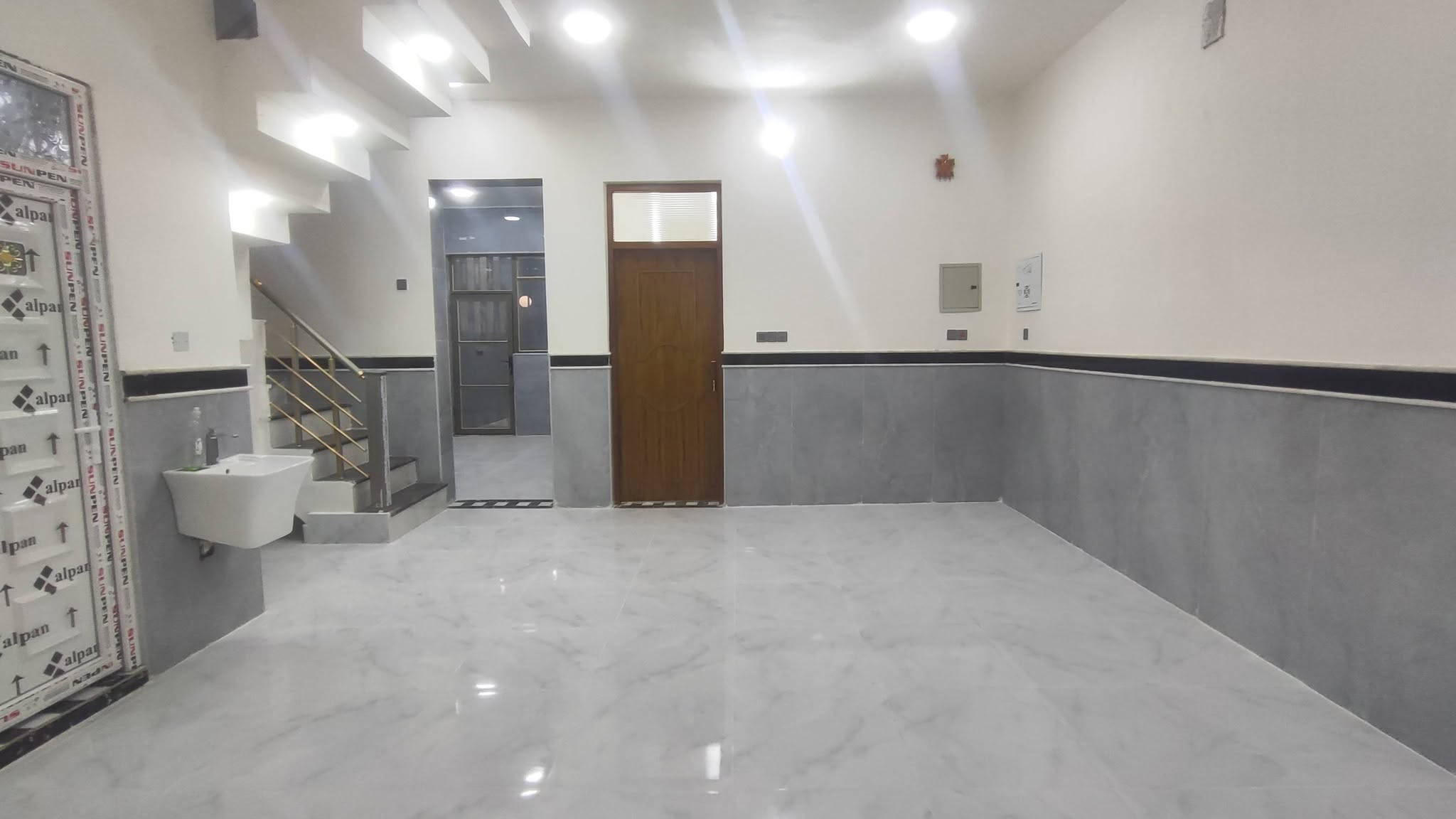 دار للبيع المساحه 140 متر بناء درجه اولى وحديث حي مغربه الشيشان الثانيه ظهر البنزين خانه وقرب السوق رقم الهاتف ***********

