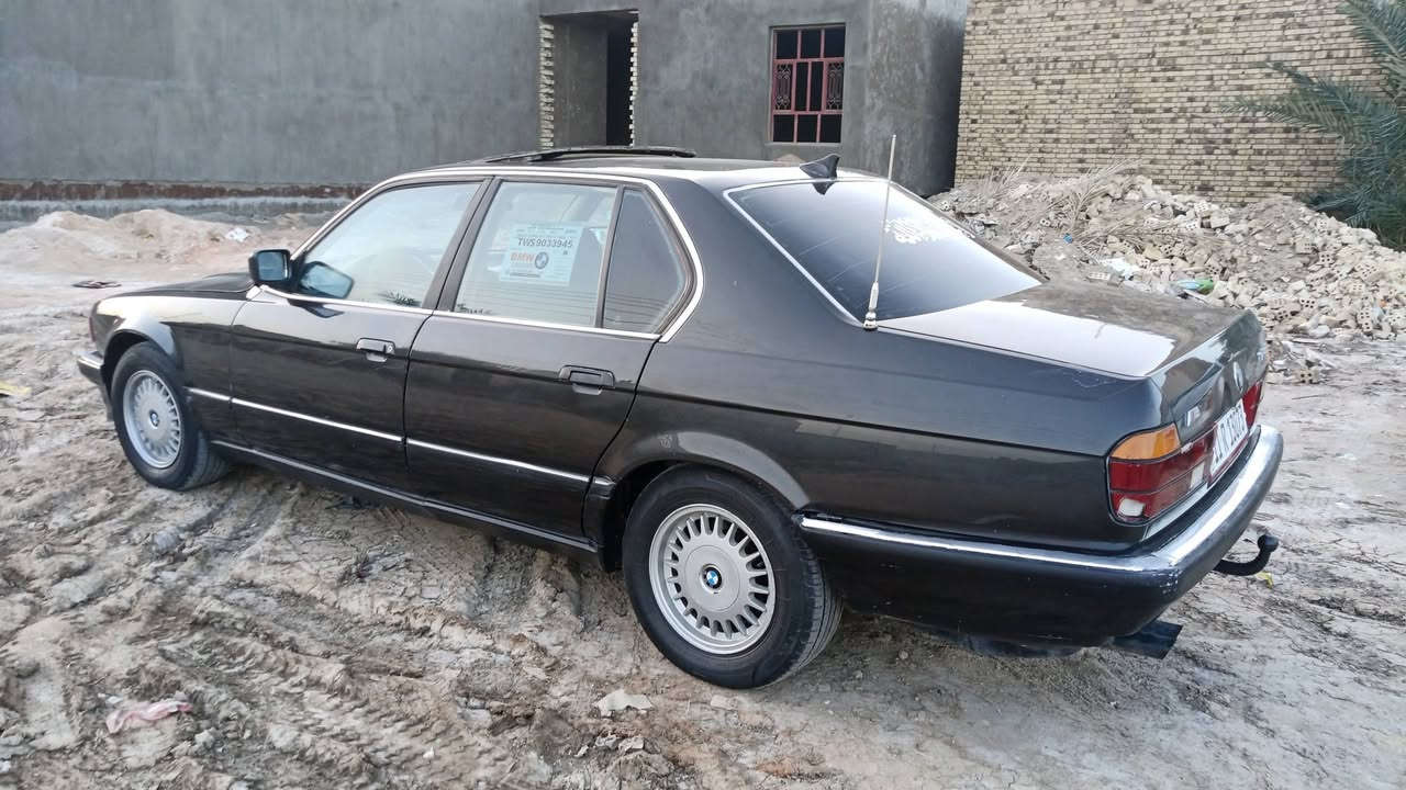 سلام عليكم بيئم حجم 735 موديل 1987 رقم بغداد انكليزي باسمي سنوية ل27
تبريد شغال 
فتحه شغاله 
سنتر لوك 
حداديه 80 بالمية 
تخم تاير 5ويل كب 
مصبوغه جمالية بدون معجون كفاله من اي ضربه 
مكينه بيها خيط بخار والاكسل بيه ونه 
السعر 35 وبيها مجال قليل 
مكان السياره محافضة الديوانية قضاء المهناويه للاستفسار *********** واتساب موجود
