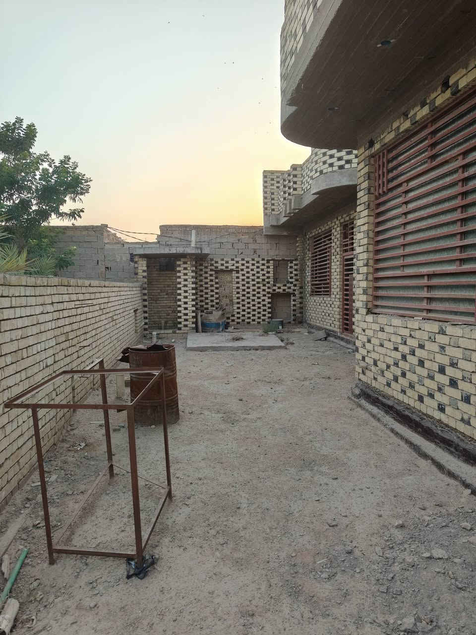 البيت هيكل البيع مساحه350متر طابقين شغل درجه اوله كهرباء بواري مجاري كامل البيت يحتوي ستقبال وصالات 2وغرف نوم 4ومطبخ حار وبارد عنوان شارع الاصب مقابيل ملحق قريت الغدير عمود 335 السعر 150وبيه مجال ***********

