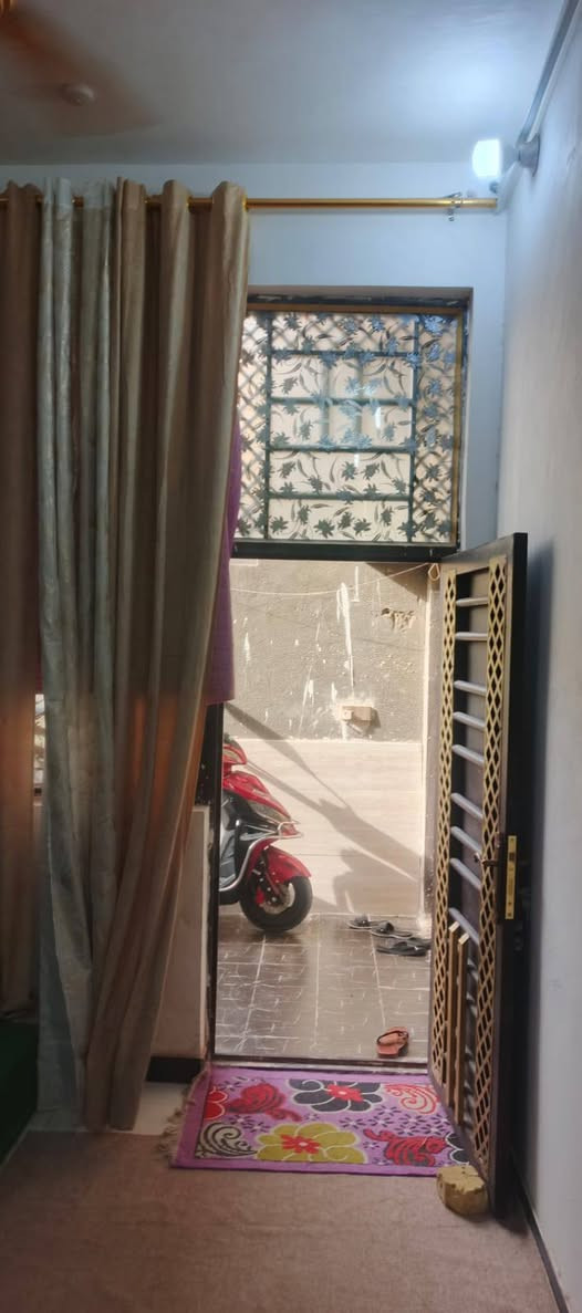 بيت للبيع 100 متر خلفي رابع بيت عن الركن عن شارع 20 الرئيسي قرب المدارس الصينيه الابتدائيه والمتوسطه غرفه وصاله واستقبال البيت كامل ما بيه اي نقص  البيت يبعد عن المدارس 20 متر العنوان الكامل تضحيه نهايه الشارع العياده حي الكرامه السعر 57 الرقم الهاتف *********** بيع مستعجل
