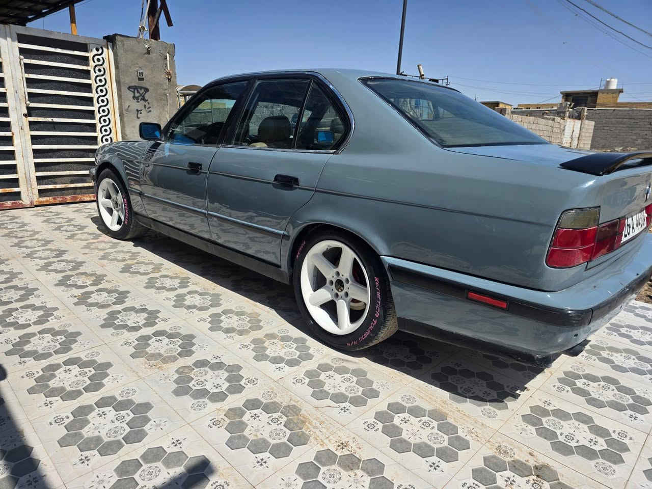 سلام عليكم بي ام BMW 520 رقم نكليزي باسمي سنويه لل 29  محرك مسكر كير عادي سياره حداديه خير من الله دواخل عسلي  واسود نضيفه تخبل محرك بي خيط بخار خفيف ويل اسي شنايزر اصلي حجم 17 لحايه امامي خلفي ام سبايدر ام تخم تاير لايت سوار شمسي عالي زنون اشاير ترايش 4 بل دعلميات كهربائيات كلهه شغاله من الطول للطول كلوب مابيهه طافي رون كيلو متر حماوه بانزين عالي ناصي سكن بكلايت سياره خير من الله نقوصاتهه سلايد عطلان  
سعر 35 بي مجال بصيط كلش لان سياره مكلفتني هواي 
 مكاني كوت ستفسار ***********
