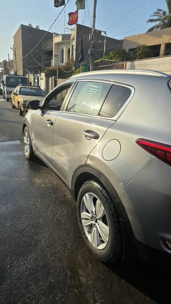 السلام عليكم كيا سبورتج للبيع 2019 lx ماشية 60 الف ميل ، وارد امريكي ، مكينة GDI 2400 cc ، بيها بنيد مبدل و دعامية و الباقي بيها رصعات بسيطة موضحة بالصور السيارة نظيفة، نص مواصفات ، غرفتها 100/100 ، سيارة مال جناي ، سعرها 160$ و بيها مجال للتفاوض 
للاتصال :*********** بغداد, العراق
