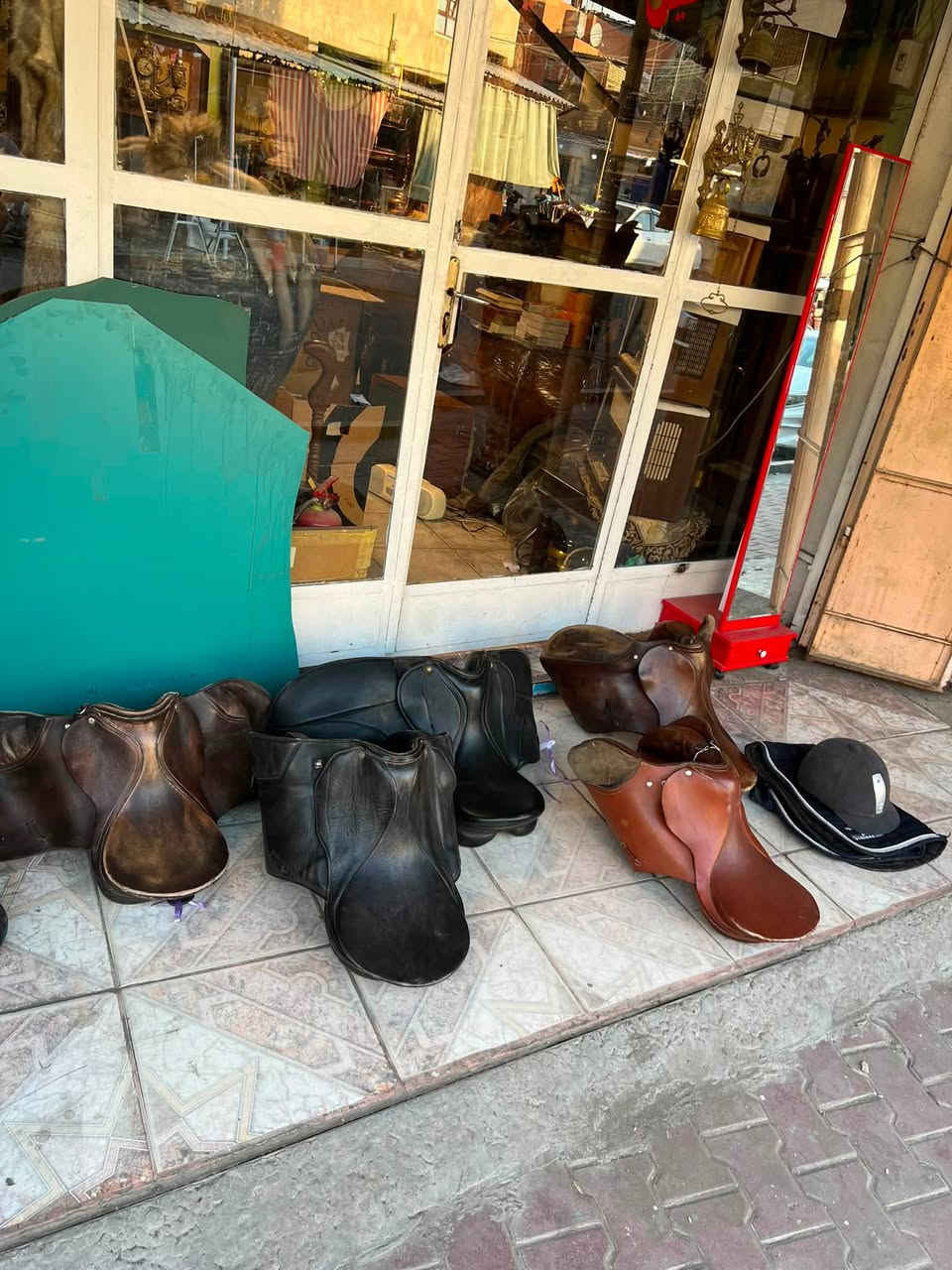 مجموعه اسرجه خيل انكليزي قديم 
***********
مكاني بغداد ويوجد توصيل
