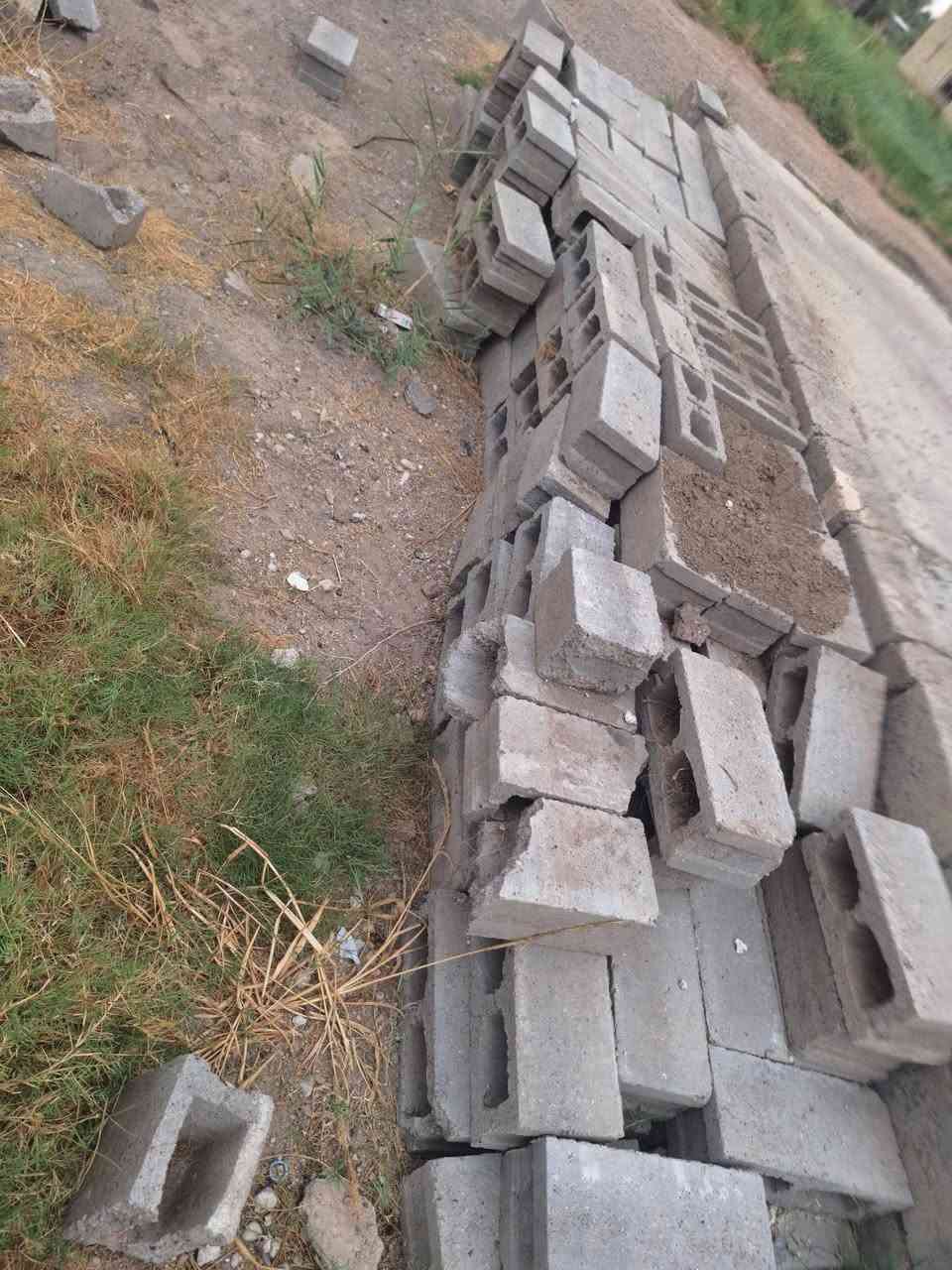 للبيع : بلوك 
بلوك جديد غير مستخدم العرض 15cm 
عدد 250 بلوكة يخدم اهل البناء خصوصا وقت صعود الاسعار مواد البناء بسعر مناسب 
العنوان حويوة قرب جامع سراج المنير 
واتساب اتصال : ***********
