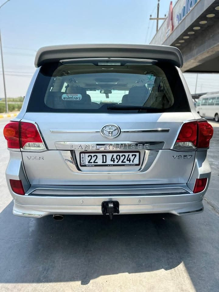 لاند كروزر VXR 5.7 (فول مواصفات) للبيع
🔹 المواصفات الأساسية:
 الموديل: 2013
 النوع: VXR (محرك 5.7 L V8)
 اللون: سلفر
 خالية من الحوادث تماماً (البدي نظيف وشرط السيرفس)، صبغ تجميلي فقط في الدعاميات (الأمامية والخلفية).
🔹 المواصفات والكماليات (فول مواصفات):
 محرك 5.7 قوي ومعتمد
رادار سرعة 
 تبريد  المقاعد، شاشات، فتحة سقف
 كاميرات محيطية، حساسات كاملة، وأنظمة الأمان المعروفة
نظام دفع رباعي 
🔹 الملاحظات:
 السيارة ماشاء الله جاهزة للمستخدم وما تكلف أي مصاريف.
 السعر: 36000$
📞 للإستفسار والتواصل:
 الاتصال على الرقم ***********
المكان: بغداد...).
