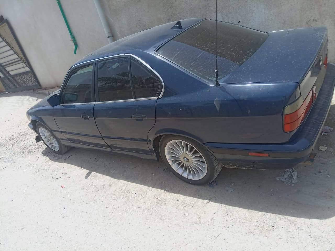 BMW
السعر 58 بيها مجال 
مصبوغه عام جماليه 
مكينه وكير كفاله 
تبريد وتدفئه شغاله
زوج تايرات جدد
سنويه لل2030
رقمها بغداد جوكر 
 مكاني. بصره ابو الخصيب 
***********
