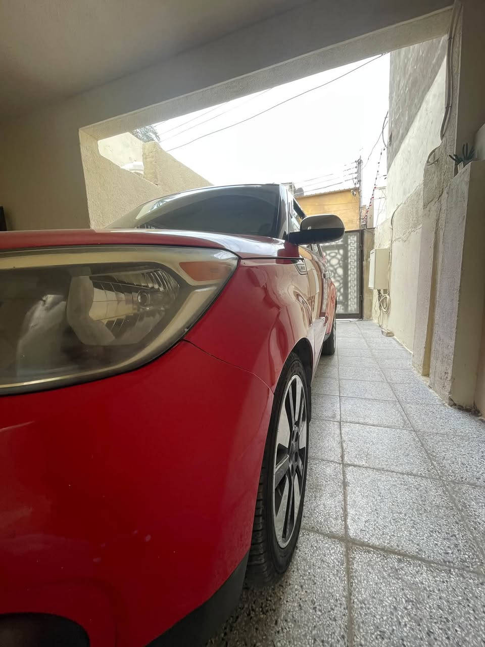 السلام عليكم
كيا سول (Kia Soul) موديل مميز - نظيفة جداً وبحالة ممتازة
 الموديل / المواصفات: (اكتب الفئة مثلاً: فئة S أو المواصفات المتوفرة عندك)
 اللون: أحمر مع سقف أسود مميز 🔴⚫
 اللوحة: ديالي خصوصي
 الحالة: جاهزة وما تطلب شي، استخدام نظيف ومحافظ عليها، تبريد وميكانيك بحالة ممتازة.
📍 المكان: بغداد
📞 للتواصل والاستفسار: (***********) أو مراسلة على الخاص.
