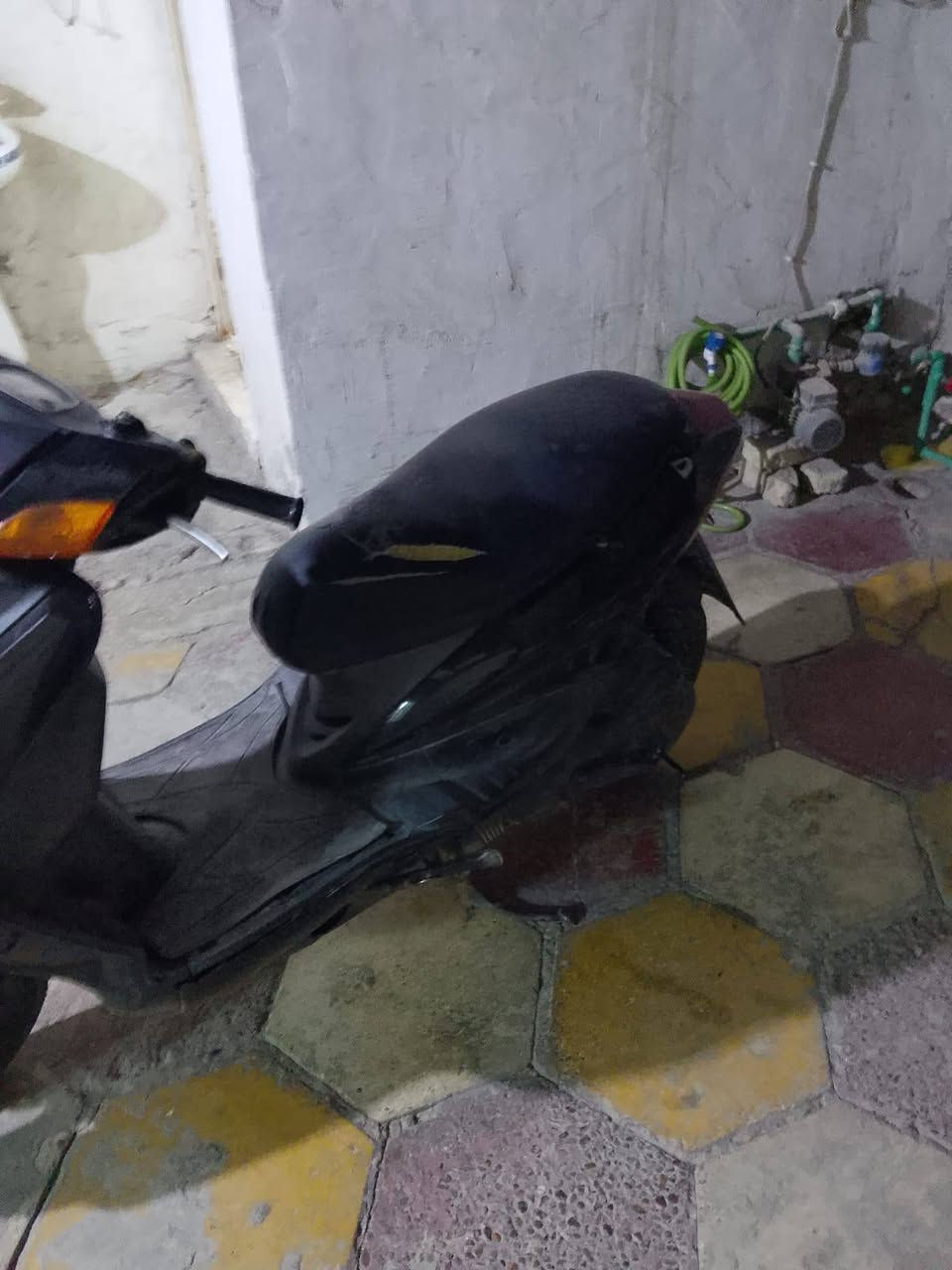 سكنس نثية
كلشي شغال 
وبلادي 
بيها صوت ب المكينة 
حي اور 

300 بيها مجال قليل 

***********
