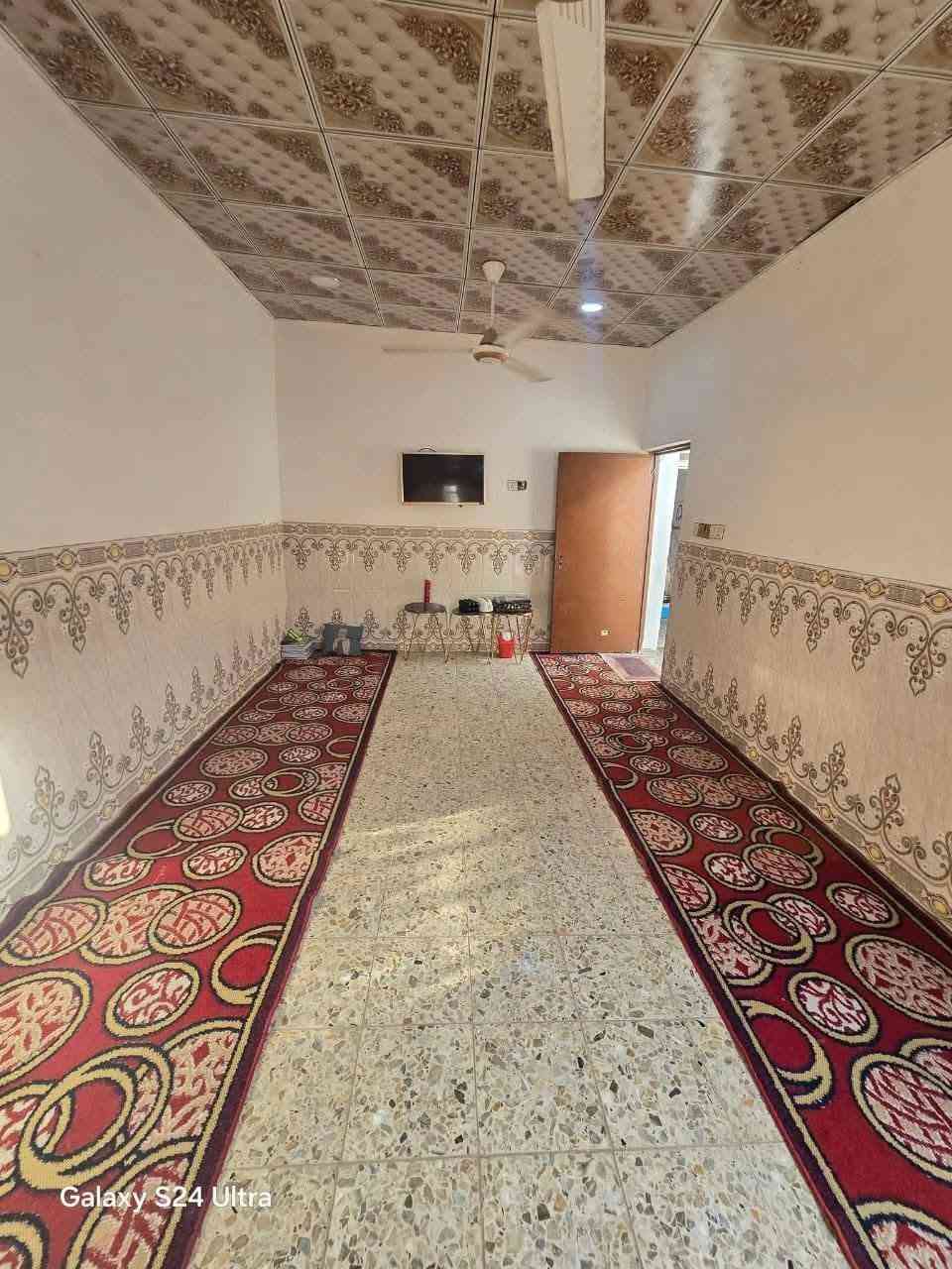 دار 100 متر للبيع 
مقابيل باب خرؤج المطار وتنزل مسافه 100 متر 
الاساس تجعيب طابوك السقف عكاده 
البناء بلوك 
سقوف ثانوية 
سيراميك 
يتكون من 
غرفه وصاله ومطبخ واستقبال 
وصحيات داخليه وخارجيه 
ومنور ع طول الصاله 
بدون دراج وبدون ستاره يعني تشاريف 
تفاصيل أكثر خاص 
رقم ***********
