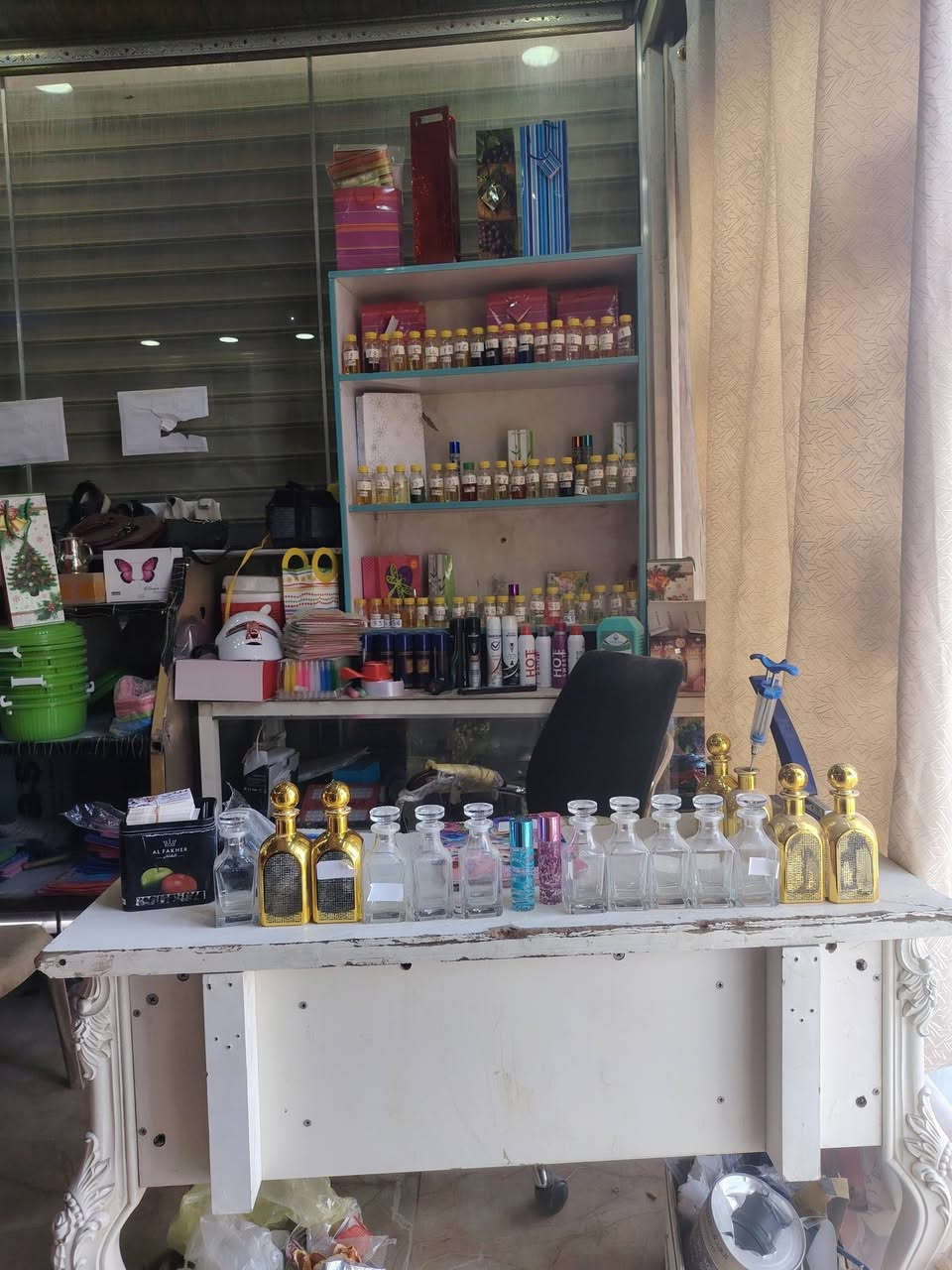 محل للبيع • ملابس نسائية • عطور وكوزمتك