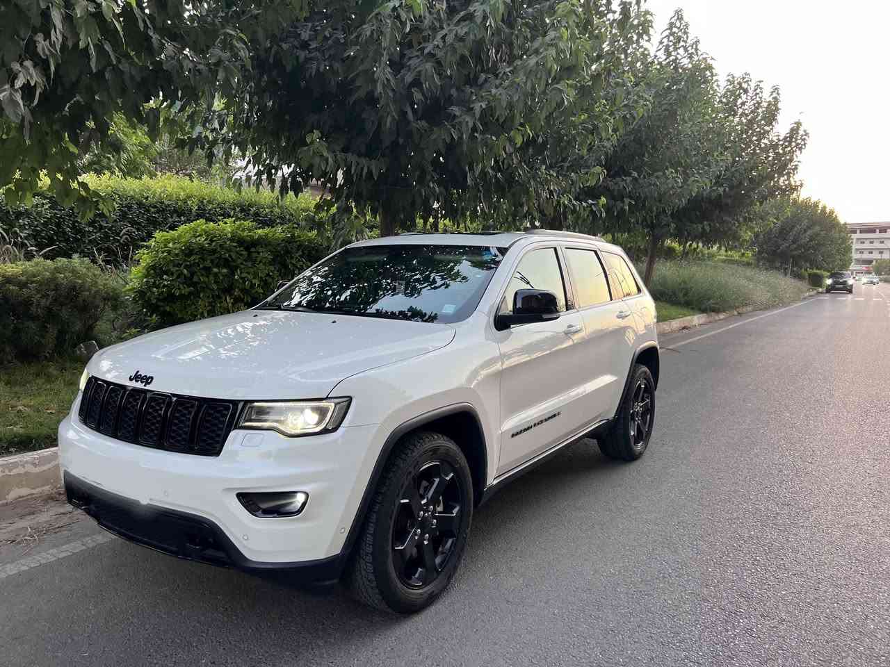 🔥 **للبيع | Jeep Grand Cherokee Black Top 2019** 🔥

حين تجتمع **الفخامة الأمريكية، القوة، والهيبة** في سيارة واحدة… تكون النتيجة **Jeep Grand Cherokee Black Top 2019** 🚙✨

سيارة مميزة بحالة استثنائية، نظافة عالية وممشى قليل، تمنحك حضوراً راقياً على الطريق وأداءً قوياً وراحة متكاملة في كل رحلة.

🔹 **الموديل:** 2019
🔹 **الفئة:** Black Top
🔹 **المحرك:** 3.6L V6
🔹 **الممشى:** 35,000 كم فقط
🔹 **المنشأ:** خليجي (GCC) / هارلم
🔹 **الدفع:** 4×4
🔹 **اللون:** أبيض
🔹 **الحالة:** بدون صبغ
🔹 **اللوحة:** أربيل – خصوصي

✨ **تجهيزات تجمع بين الراحة والتقنيات الحديثة:**
✔️ مقاعد جلدية فاخرة
✔️ فتحة سقف
✔️ تشغيل ودخول ذكي بدون مفتاح
✔️ شاشة مع Apple CarPlay
✔️ كاميرا خلفية وحساسات أمامية وخلفية
✔️ مراقبة النقطة العمياء
✔️ مثبت سرعة متكيف
✔️ نظام فرملة طوارئ
✔️ مقاعد مساج
✔️ إضاءة LED
✔️ نظام اختيار وضعيات القيادة
✔️ مرايا كهربائية ومدفأة
✔️ 8 وسائد هوائية

💰 **السعر: 27,800 دولار**
✨ **يوجد مجال بسيط للتفاوض للجادين، تقديراً لاهتمامهم الجاد.**
📍 **الموقع: أربيل**

سيارة تجمع بين **القوة، الأناقة، الراحة، والأمان**… ومناسبة لمن يبحث عن **Grand Cherokee** نظيفة بمواصفات عالية وممشى قليل.

📞 **للاستفسار أو مشاهدة السيارة، يرجى التواصل عبر الخاص أو الاتصال على:**
***************

**Jeep Grand Cherokee Black Top 2019 — هيبة تفرض حضورها، وفخامة تُشعَر في كل تفاصيلها.** 🖤🚙
