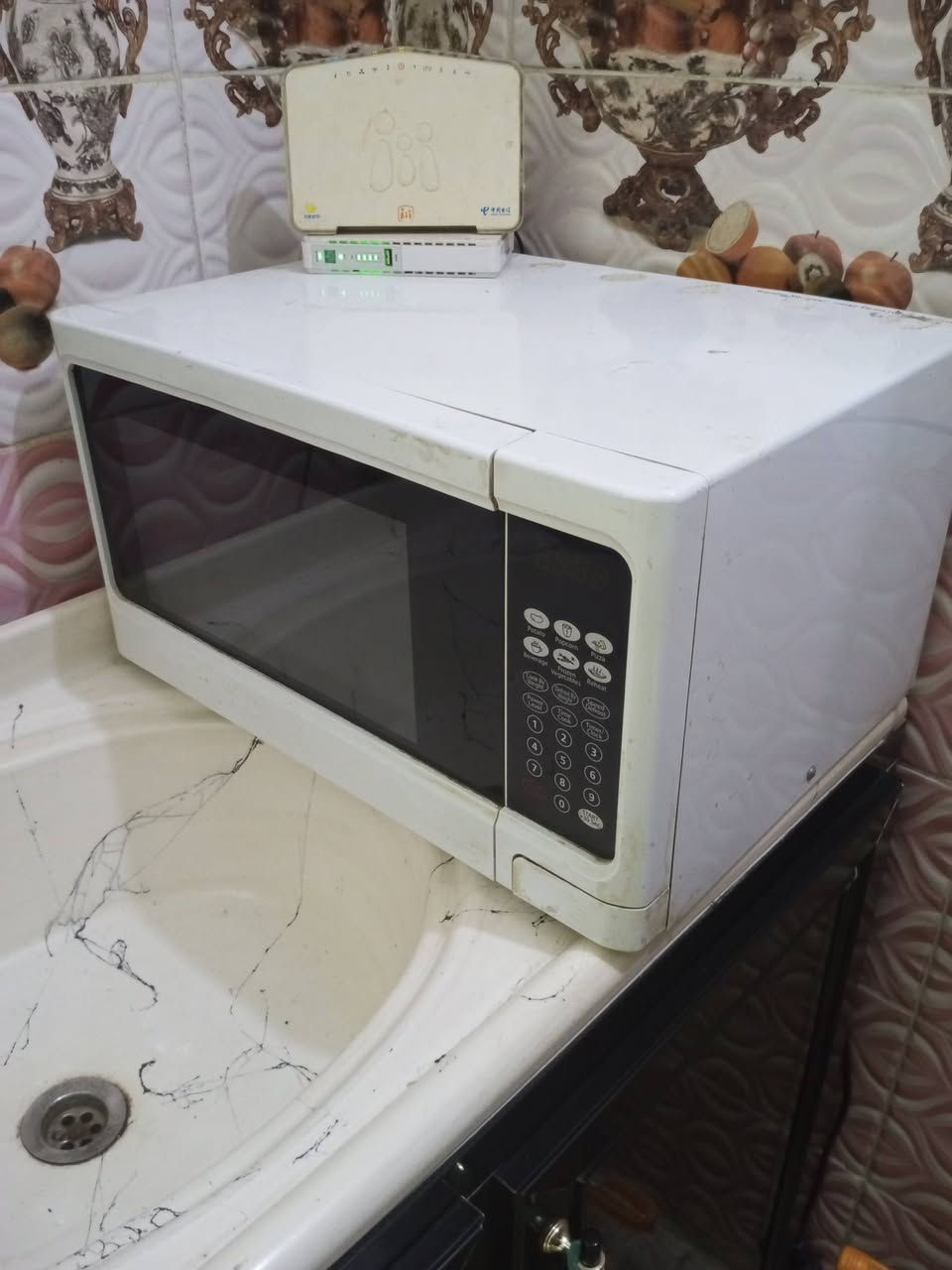 السلام عليكم للبيع ميز طعام جام مايكرو طعام وسنك كلهن ب 150 الف شي يشيل شي رقم الهاتف ***********
