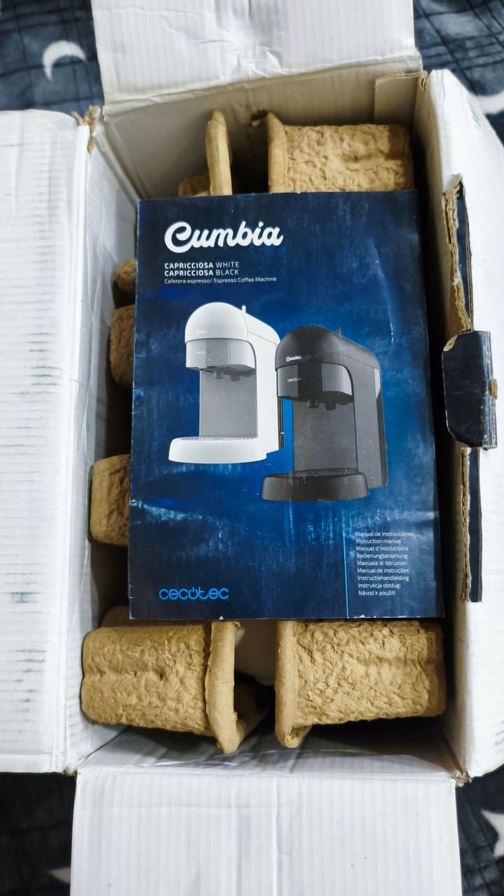 ماكينة قهوة إسبريسو Cecotec Cumbia Capricciosa White أصلية، لون أبيض، قدرة 1100 واط وضغط 19 بار.
تعمل بالقهوة المطحونة وESE، ومناسبة لتحضير الإسبريسو والقهوة بشكل سريع.
الحالة: جديدة غير مستخدمة بس وصخة بسبب التخزين 
المرفقات: الكارتون الأصلي + صينية التقطير + سلك الكهرباء والقطع الظاهرة بالصورة.
المواصفات: 19 بار / 1100 واط.
السعر 85 لو تلحگ عليها لو متلحگ يوجد توصيل جميع المحافظات 
المكان بصرة معقل 
الاتصال ***********
