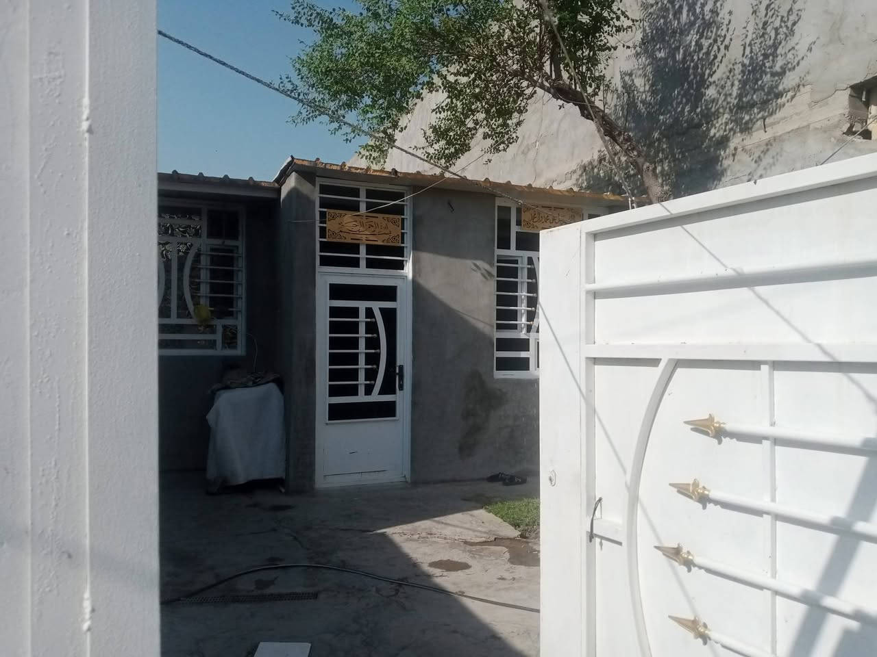 بيت للبيع في الزراعي مقابيل الطليطله سند 25 وإقرار بالمحكمه يقع بالفرع الثاني عن الشارع التبليط يحتوي على  وغرفتين وصاله وحمام ومطبخ واستقبال وصحيات واجهيه 7 ونزال 21ونص الشراي يجي خاص او يتصل على هذا الرقم *********** واتساب
