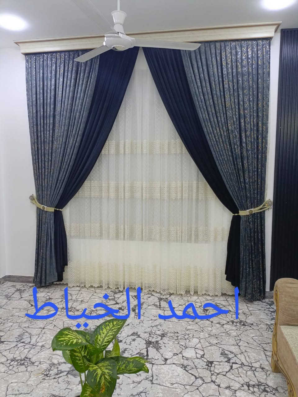 احمد الخياط للستائر لعمل كافة أنواع الستائر وبحسب القياس وبئسعار مناسبه جداً العنوان النزيزه خلف الحديقه العامه مقابل مول الوليد للاستفسار الارقام التاليه ***********.  ***********
