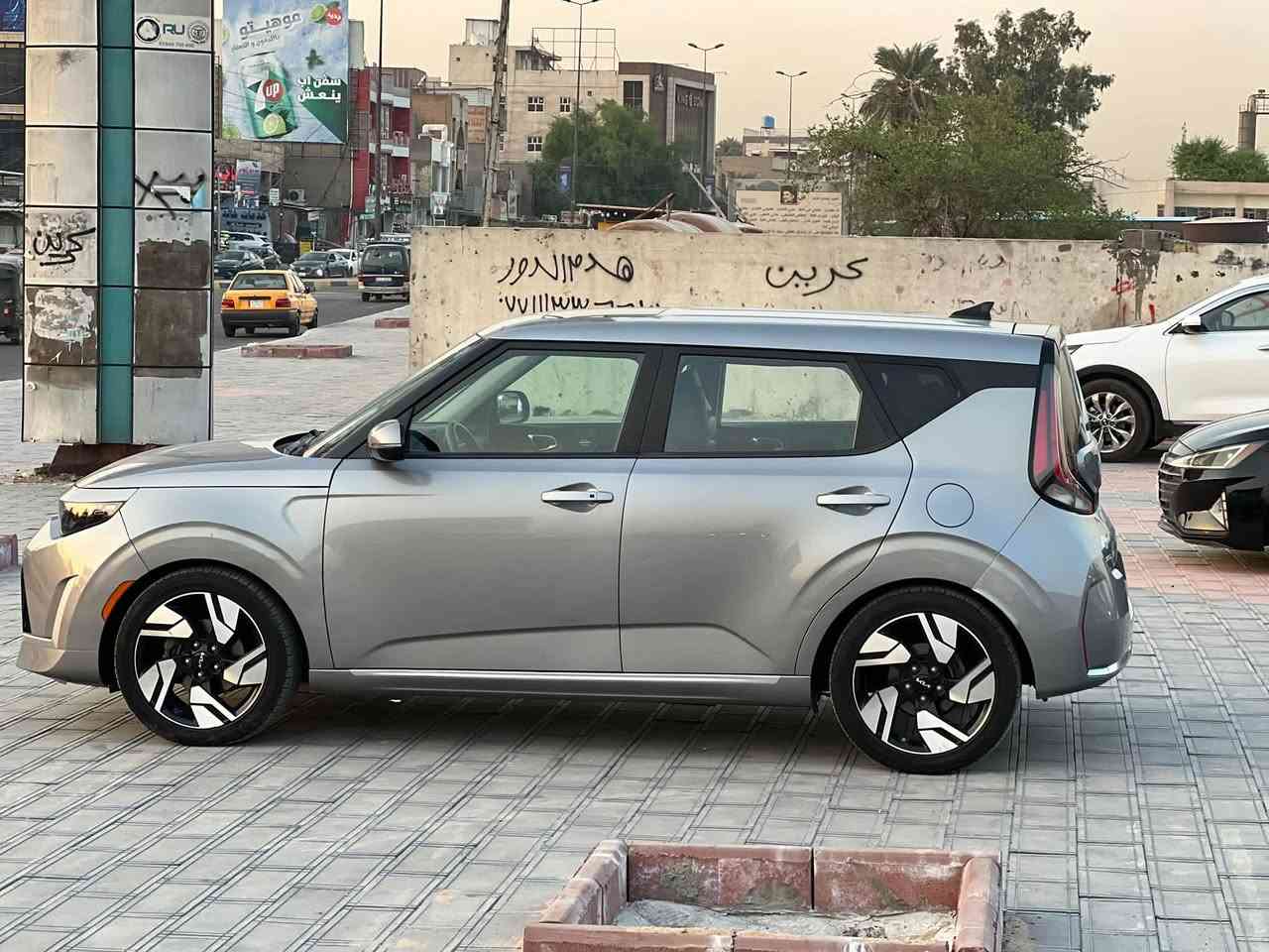 يالله
سيارة كيا سول (Kia Soul) موديل 2023 فئة GT-Line:
1. المحرك والأداء
 المحرك: 4 أسطوانات (I4) تنفس طبيعي بسعة 2.0 ليتر (\bm{2.0\text{L}}).
 القوة الصافية: 147 حصان عند 6,200 دورة/دقيقة.
 عزم الدوران: 132 رطل-قدم (179 نيوتن.متر) عند 4,500 دورة/دقيقة.
 ناقل الحركة: أوتوماتيكي متغيّر باستمرار ذكي (IVT / CVT).
 نظام الدفع: أمامي (FWD).
2. التصميم الخارجي والقطع الخاصة بـ GT-Line
 المقدمة والشبك: شبك أمامي رياضي كبير بلون أسود مع لمسات كروم رياضية وشعار كيا الجديد.
 العجلات (الجنوط): ألمنيوم رياضية قياس 18 بوصة بتصميم محدد لفئة GT-Line.
 المصدات: صدامات أمامي وخلفي بتصميم رياضي مع مخرج عادم خلفي كروم في الوسط.
 الإضاءة: مصابيح أمامية وخلفية بتصميم حديث مع إضاءة نهارية LED.
3. المقصورة والتكنولوجيا
 الشاشة الترفيهية: شاشة لمس مقاس 10.25 بوصة تدعم Apple CarPlay و Android Auto ونظام ملاحة.
 عجلة القيادة: عجلة قيادة رياضية بقاع مسطح (D-Cut) مكسوة بالجلد مع شعار GT-Line وتطريزات مميزة.
 المقاعد: مزيج بين الجلد والمقماش الرياضي مع تطريزات متباينة.
 النظام الصوتي: نظام صوتي ممتاز (متوفر بتجهيزات Harman Kardon في بعض الفئات العالية).
 الميزات: شاحن لاسلكي للهواتف، فتحة سقف كهربائية، ونظام تكييف أوتوماتيكي مزدوج المناطق.
4. أنظمة الأمان والمساعدة
 نظام التحذير من التصادم الأمامي مع فرملة الطوارئ الذاتية (FCA).
 نظام الحفاظ على المسار والتنبيه عند الخروج منه (LKA / LFA).
 نظام مراقبة النقاط الكوراء (BCA) والتحذير من حركة المرور الخلفية (RCCA).
 مثبت سرعة ذكي متكيف.
 كاميرا خلفية مع حساسات ركن.
السعر 145$ مجال بسيط
مكاني بغداد شارع الربيع
