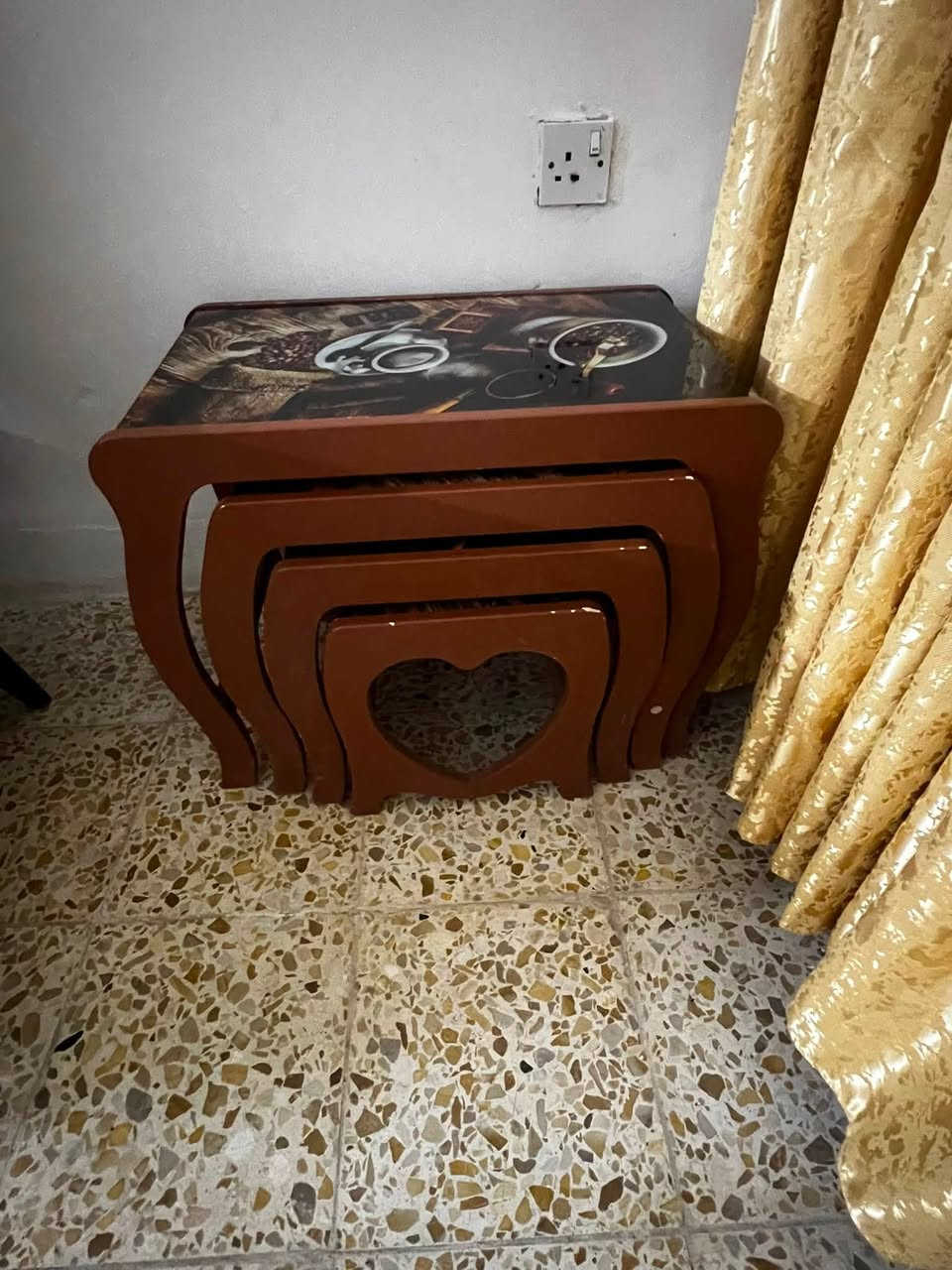 تخم قنفات 4كراسي نفر وكراسي 2ابوال3نفرات تركي وميز طعام تركي اصلي درجة اولى نضيف ويه طبله وسطيه جبيره و4طبلات وياه الاتصال ***********
